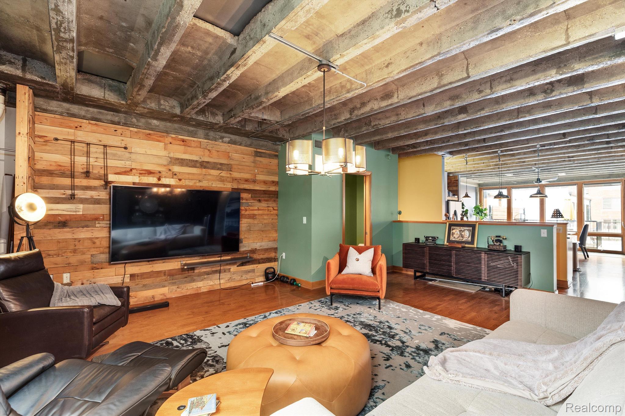 627 W ALEXANDRINE Street 8