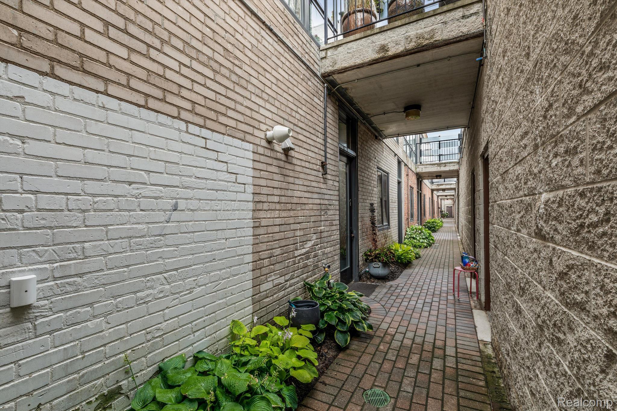 627 W ALEXANDRINE Street 8
