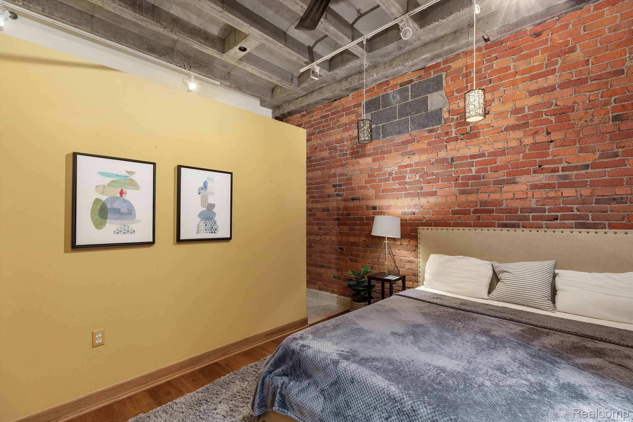627 W ALEXANDRINE Street 8