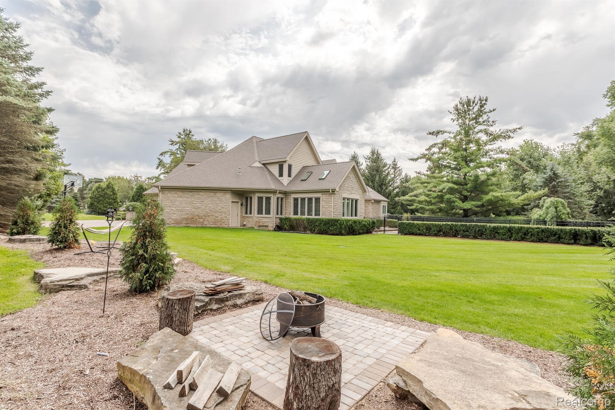 7705 STONEVALLEY Bluff