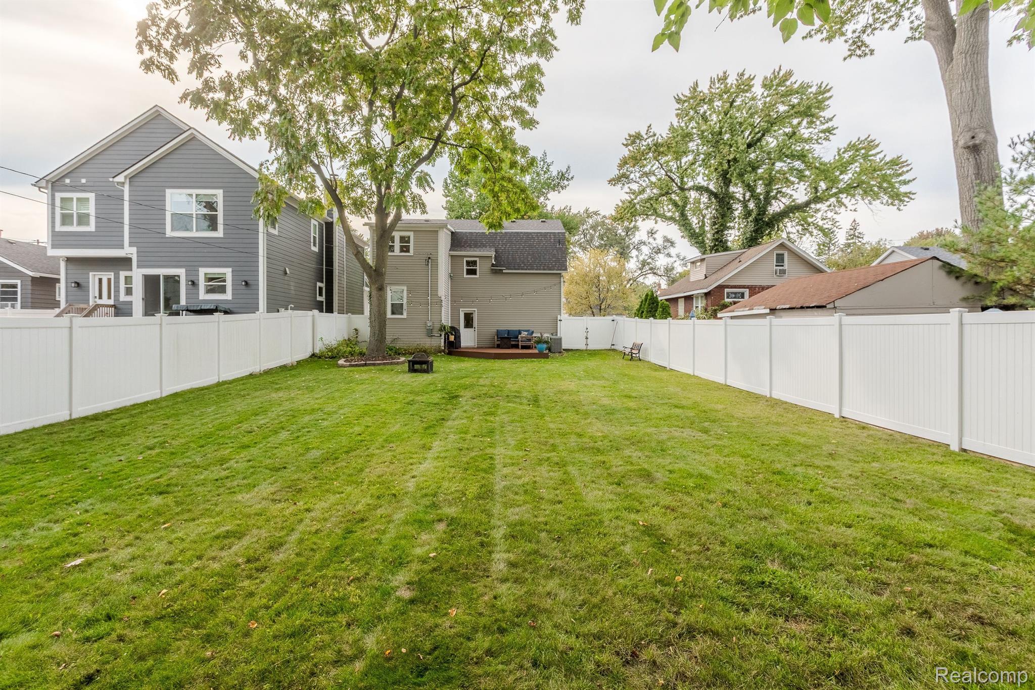 1015 WYANDOTTE Avenue