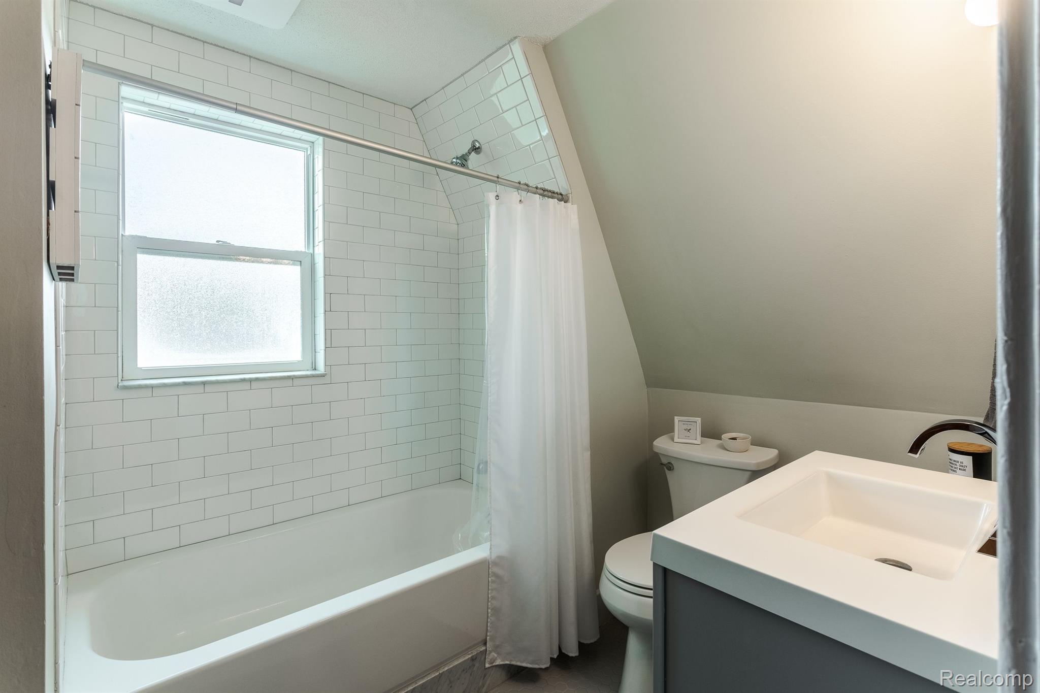 1015 WYANDOTTE Avenue