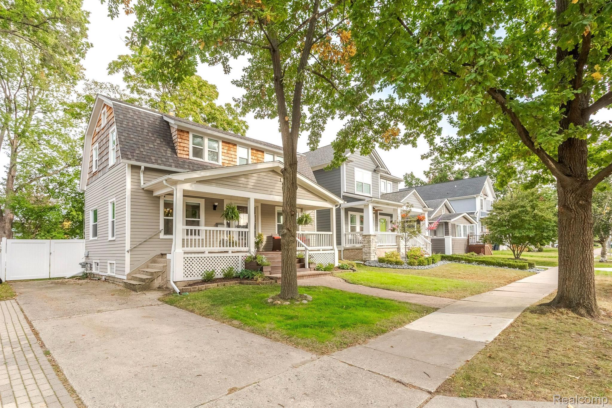 1015 WYANDOTTE Avenue