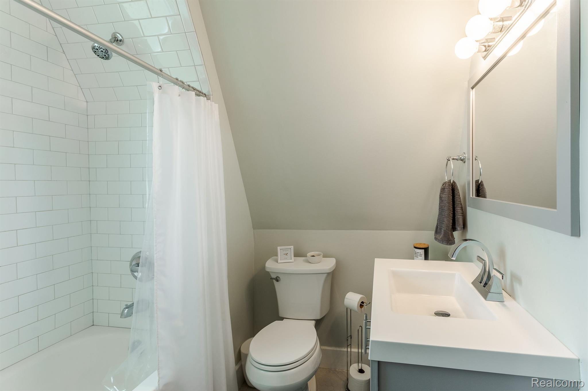 1015 WYANDOTTE Avenue