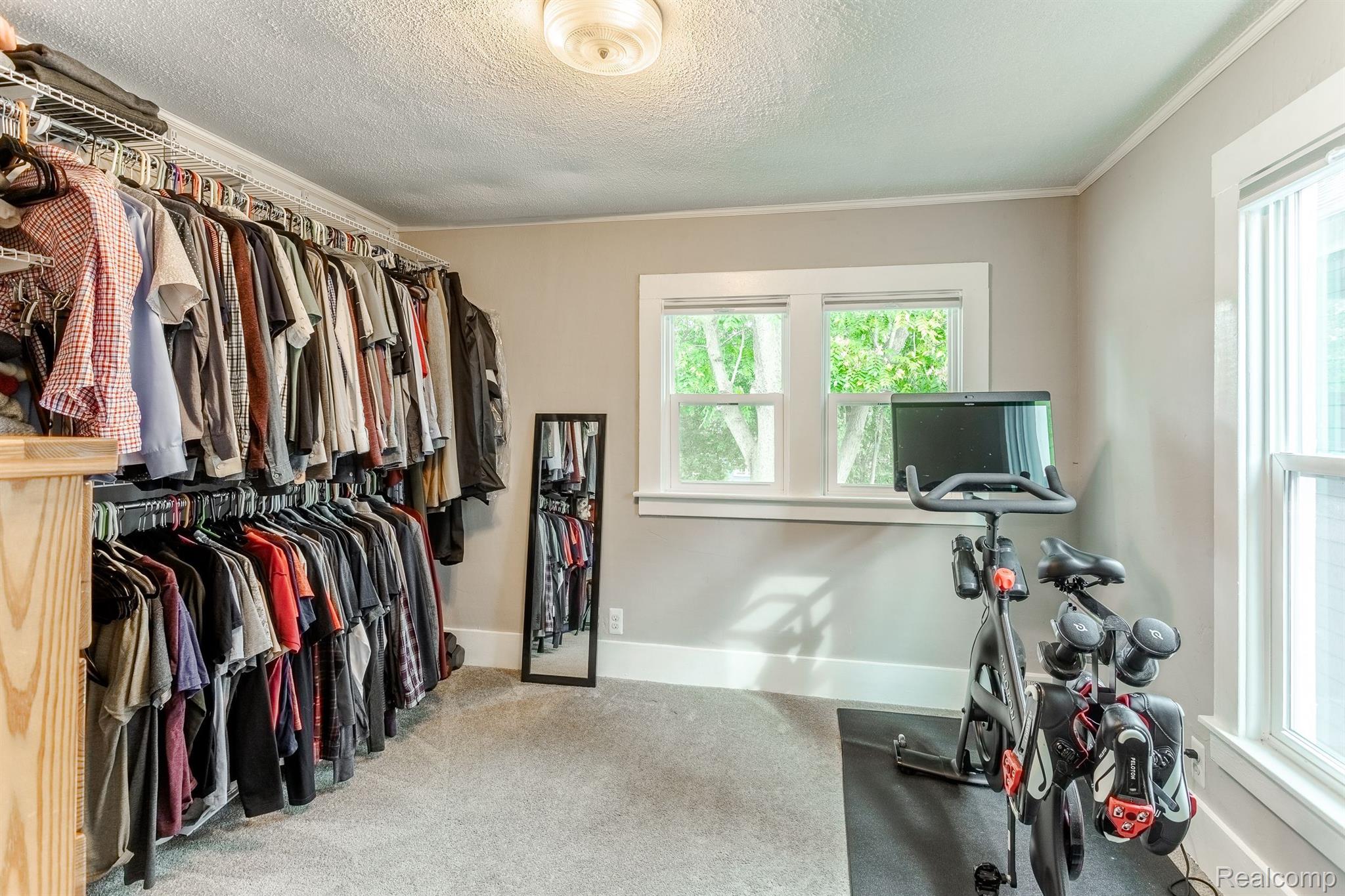 1015 WYANDOTTE Avenue