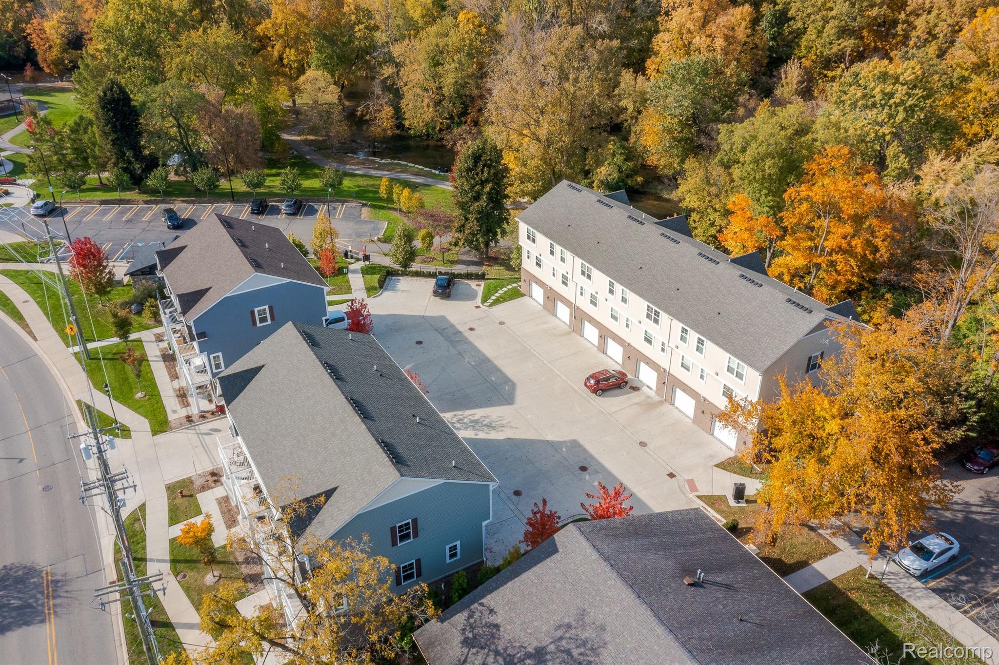 3335 PARKWAYS Boulevard