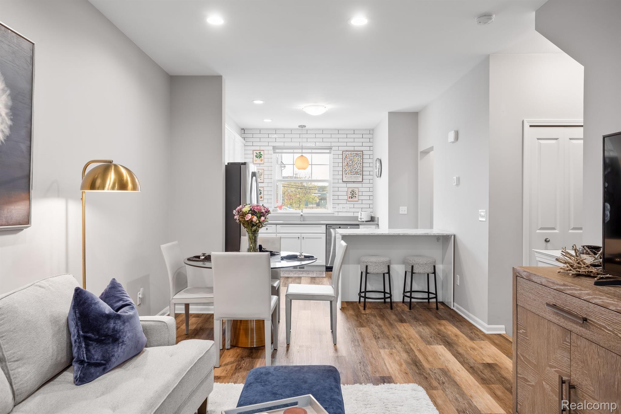 3335 PARKWAYS Boulevard