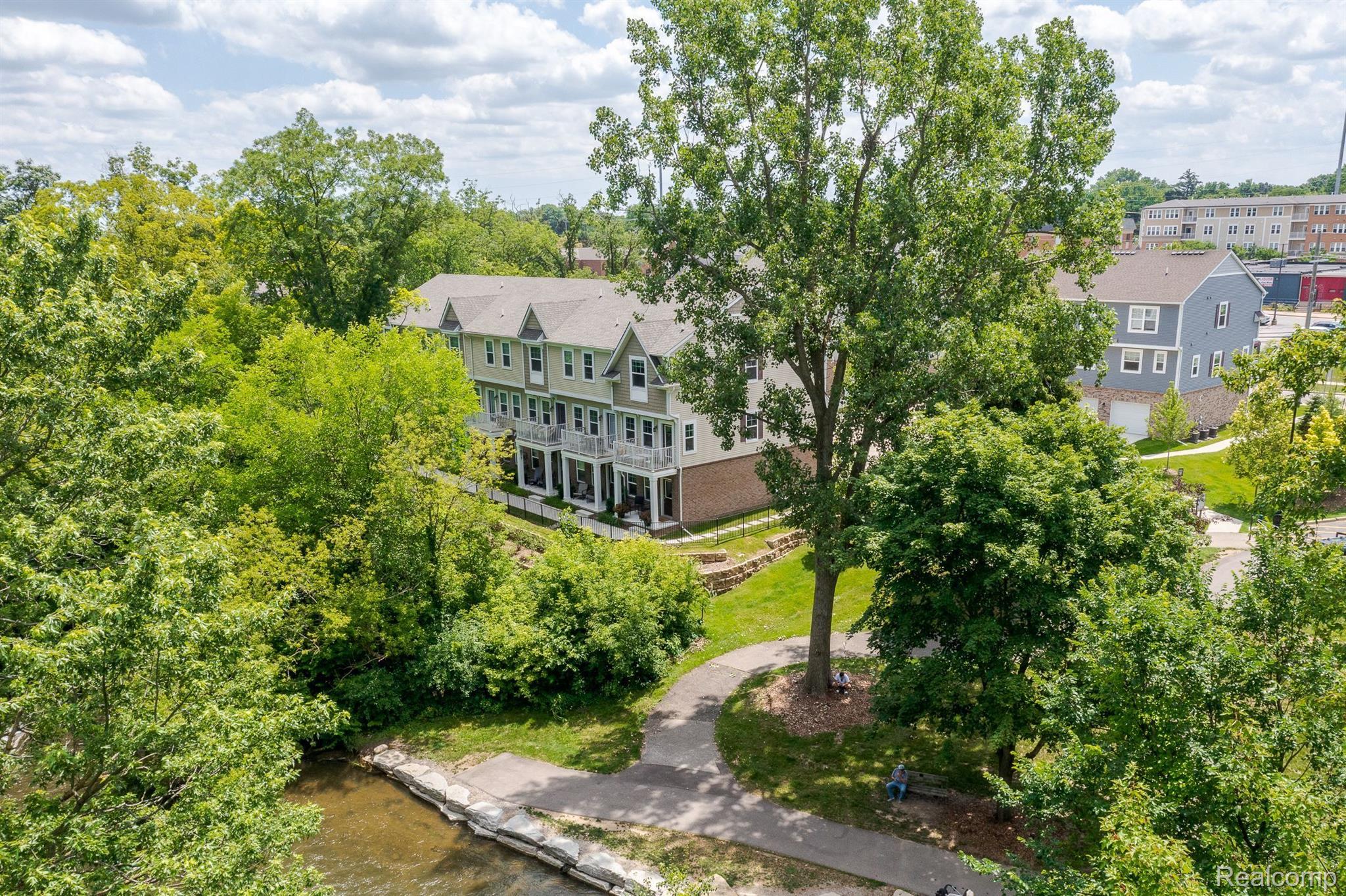 3335 PARKWAYS Boulevard