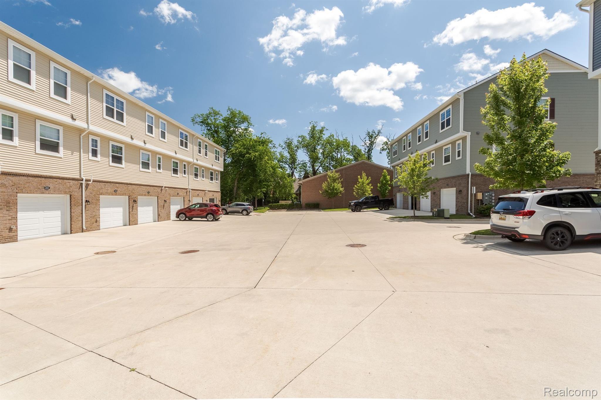 3335 PARKWAYS Boulevard