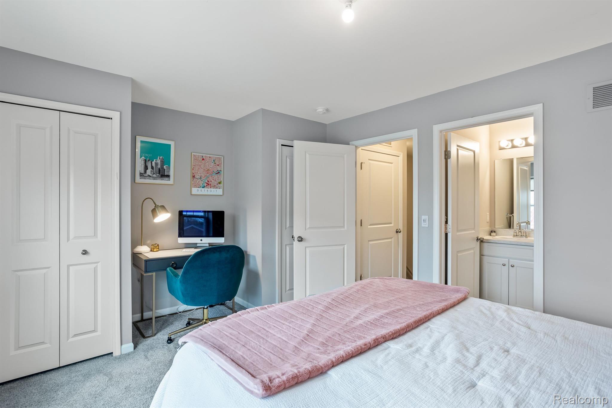 3335 PARKWAYS Boulevard