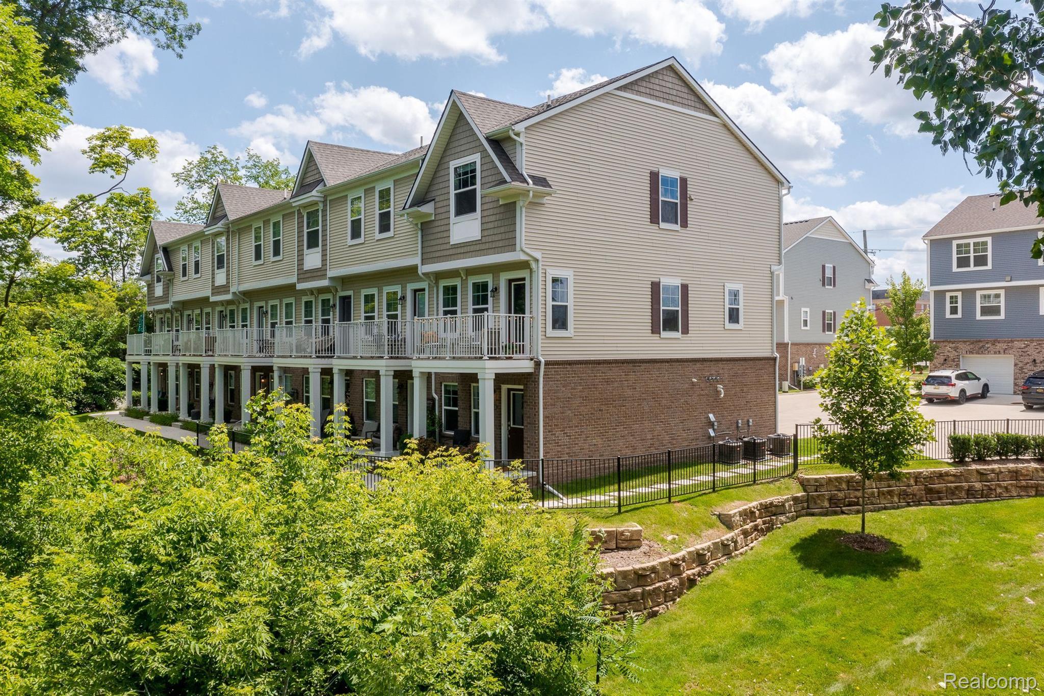 3335 PARKWAYS Boulevard