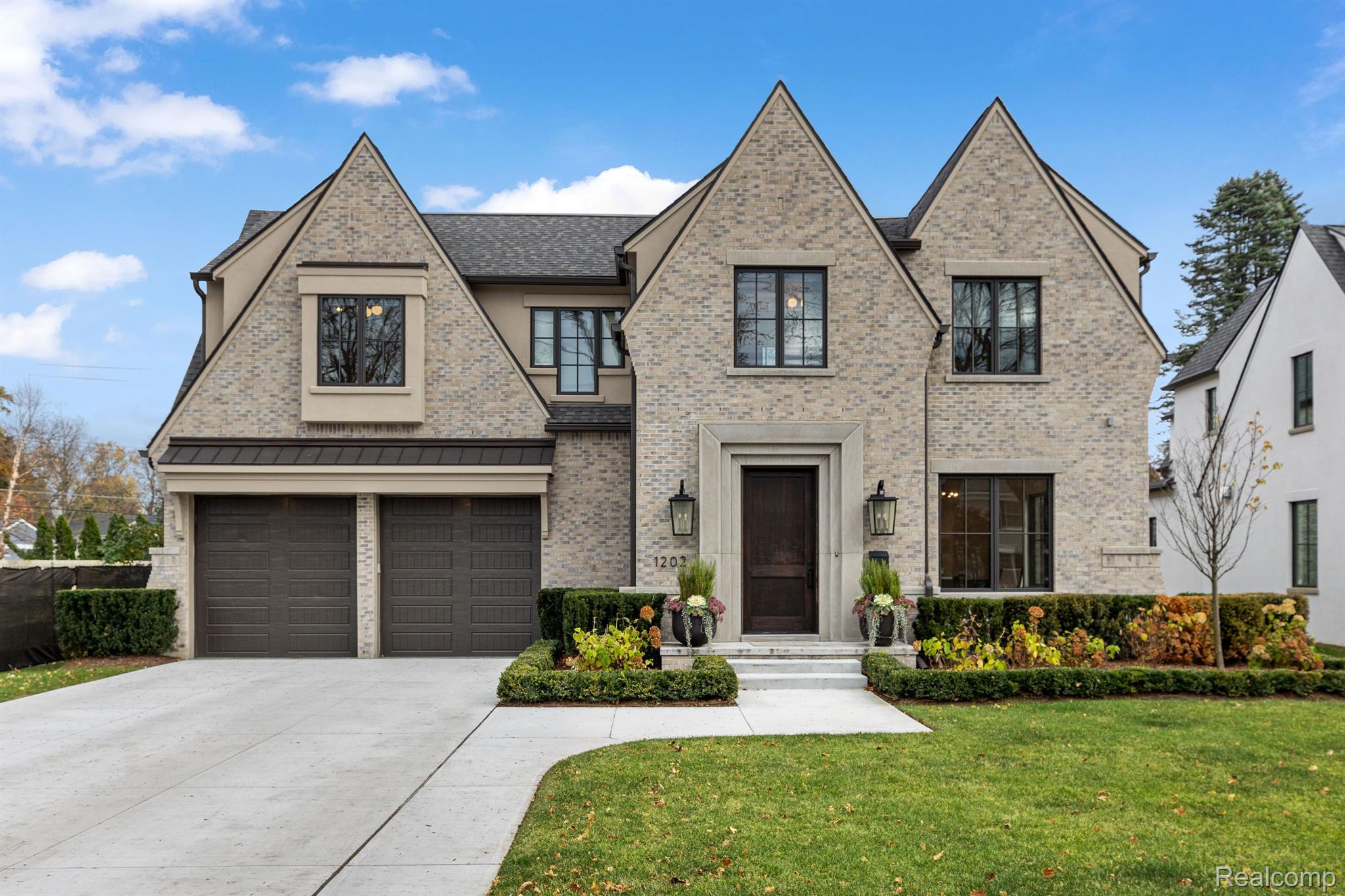 1202 LYONHURST Street