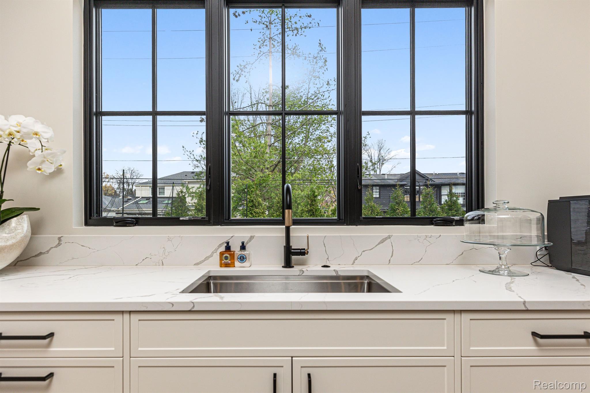 1202 LYONHURST Street