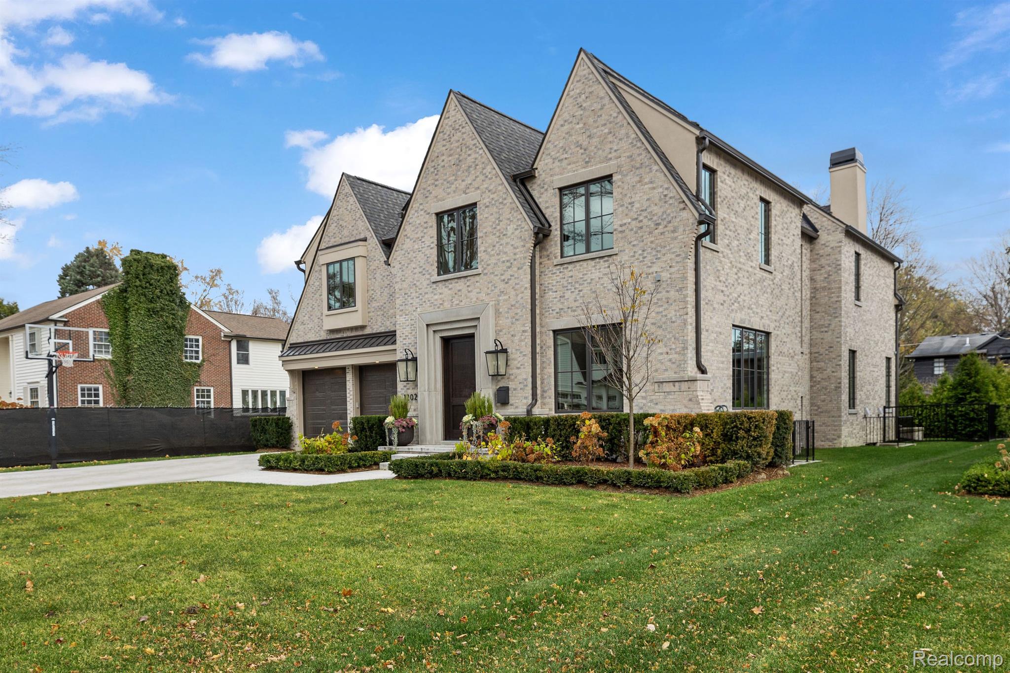 1202 LYONHURST Street