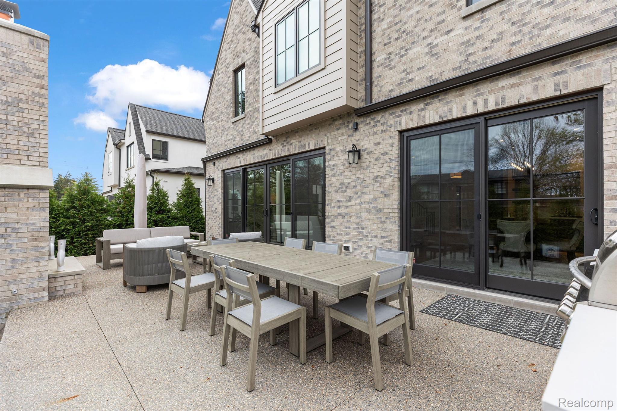 1202 LYONHURST Street