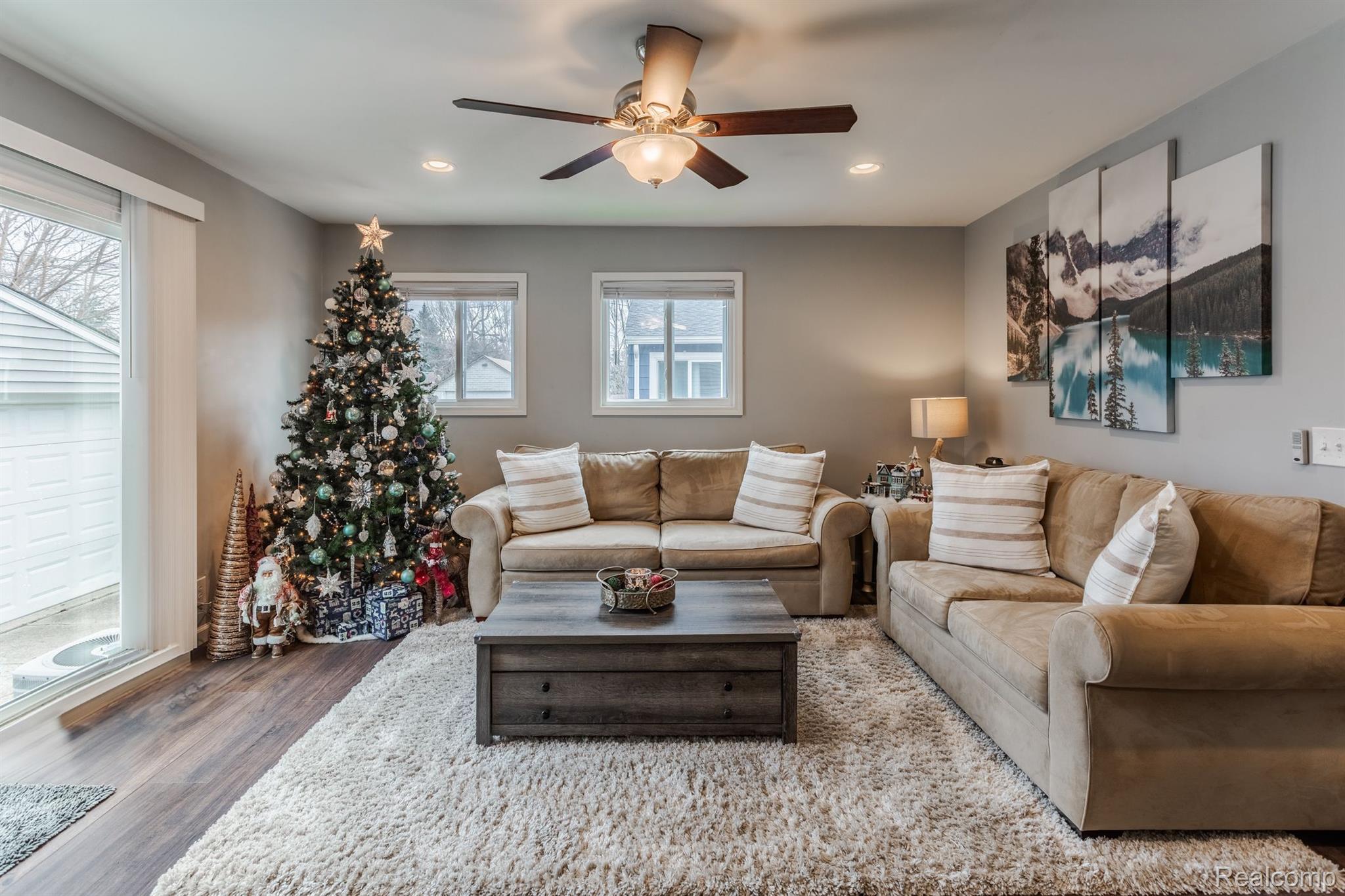 27312 HAMPDEN Street