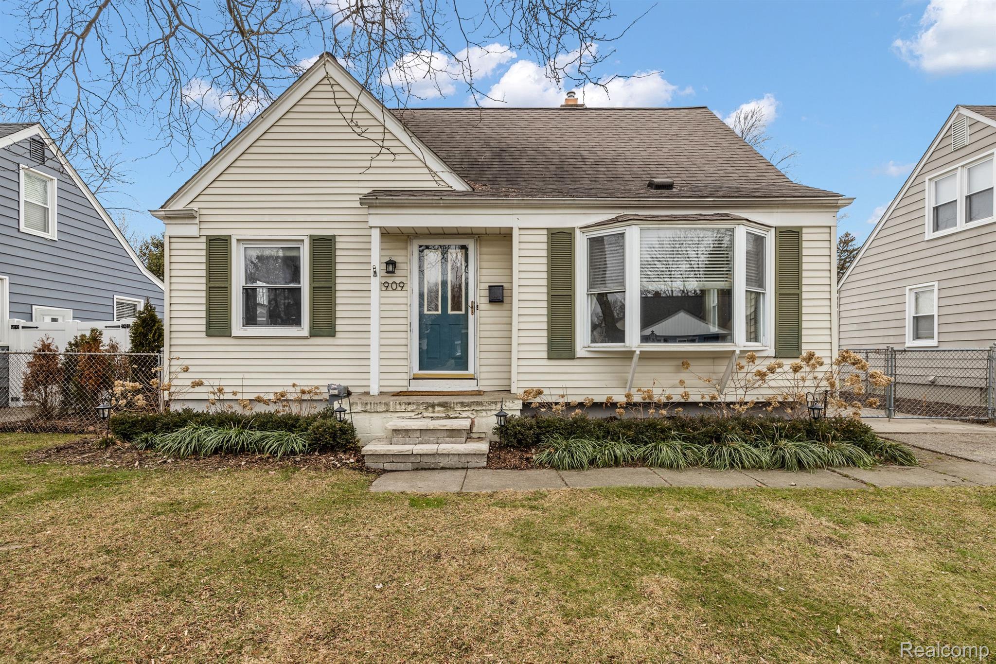 1909 BROCKTON Avenue