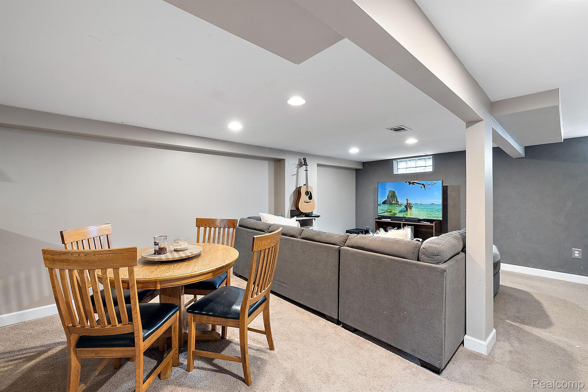 1909 BROCKTON Avenue