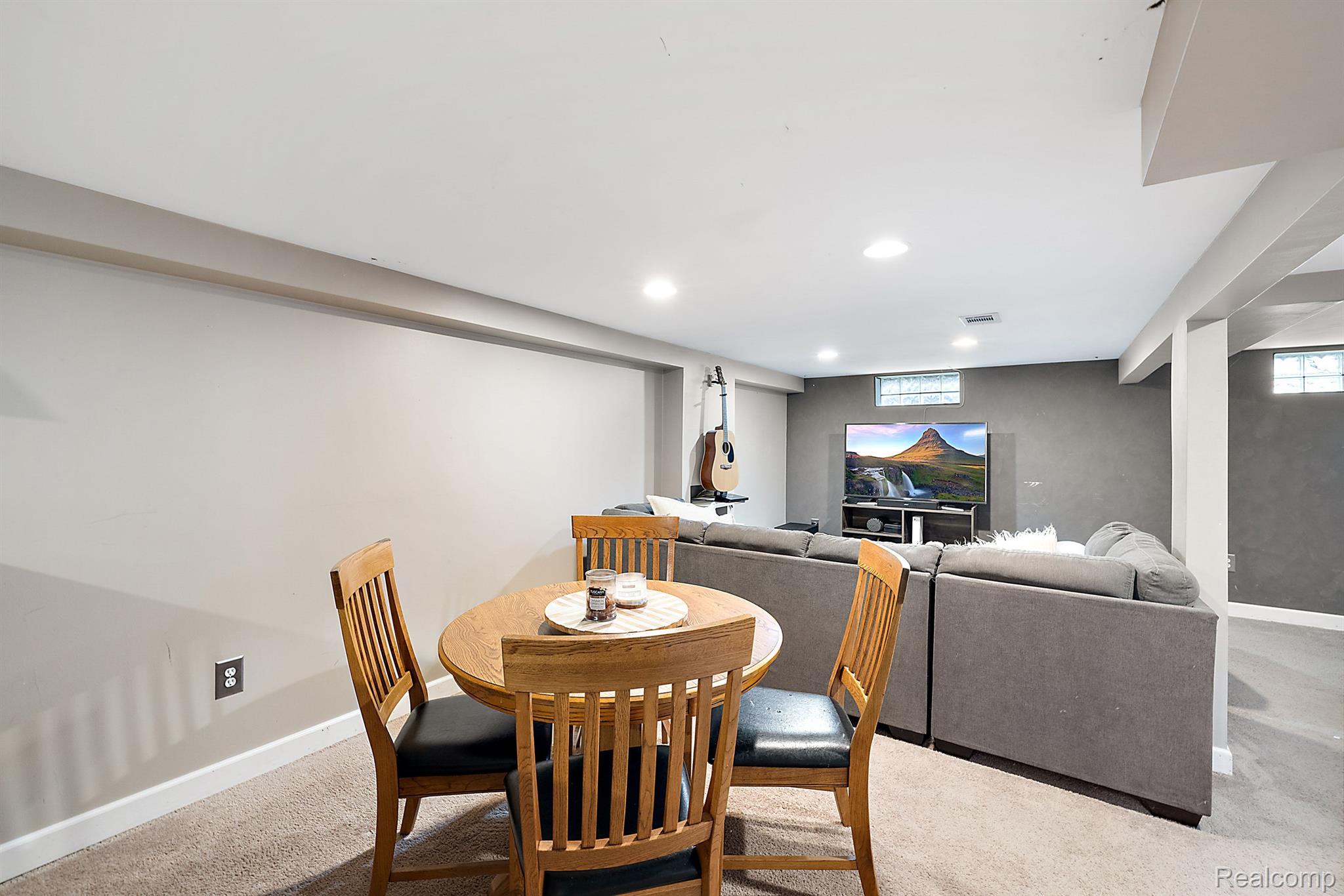 1909 BROCKTON Avenue