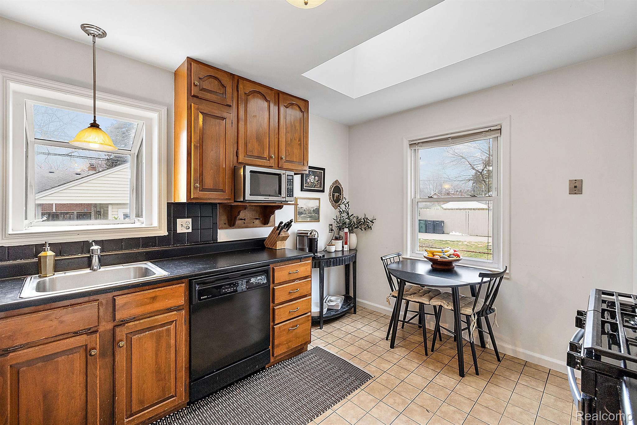 1909 BROCKTON Avenue