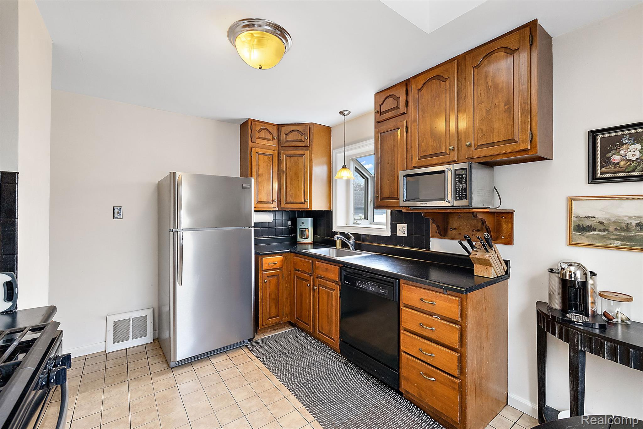 1909 BROCKTON Avenue