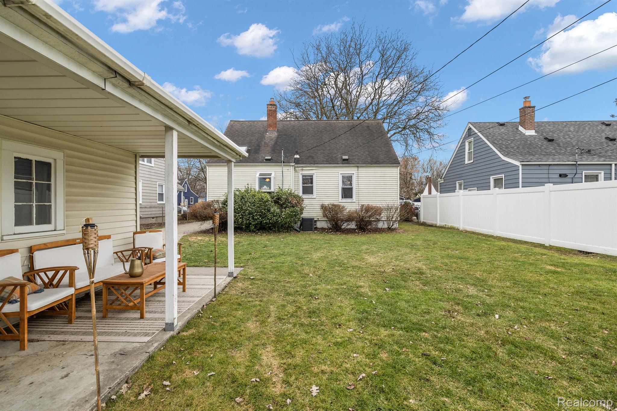 1909 BROCKTON Avenue