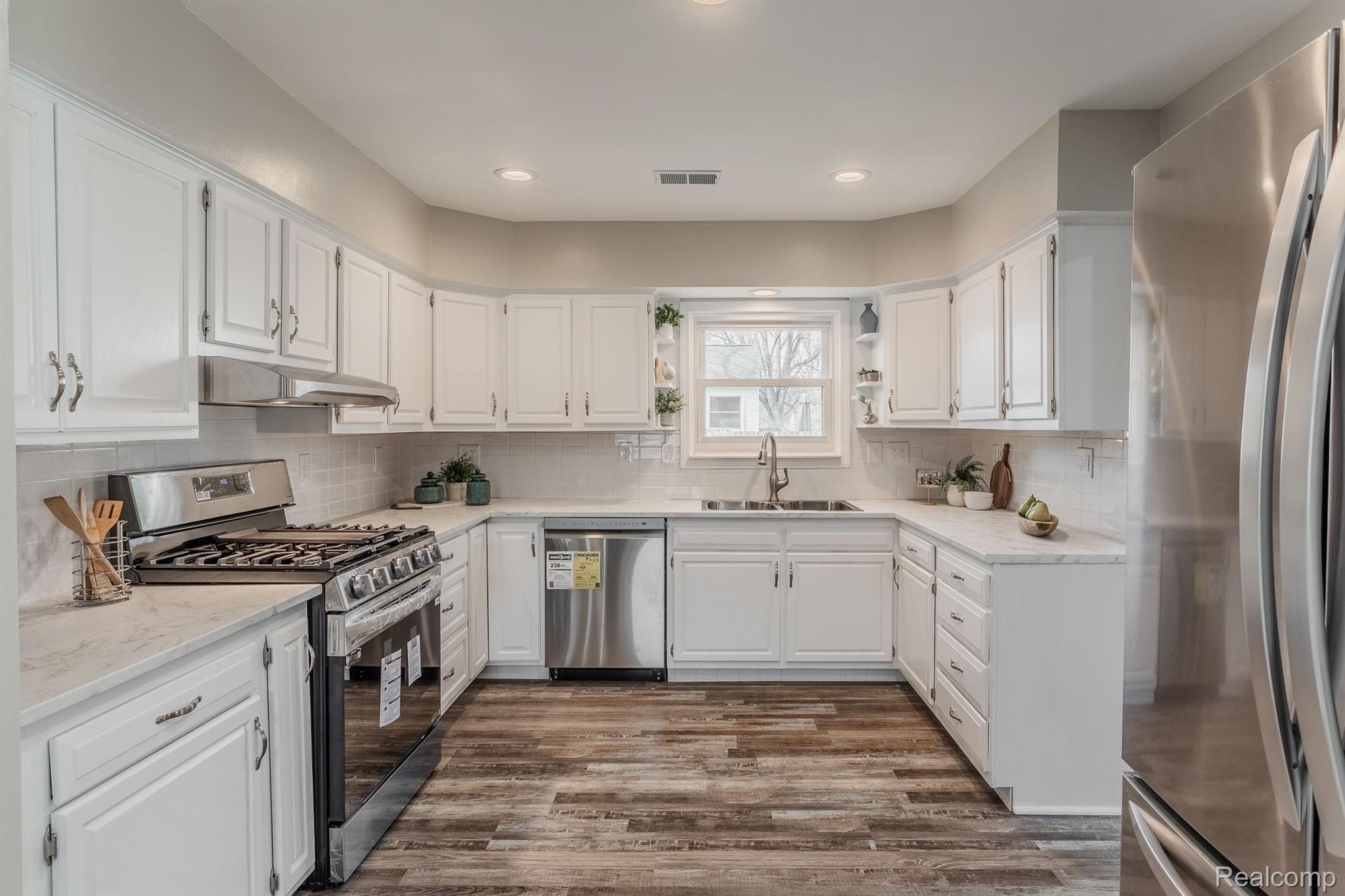 27328 HAMPDEN Street