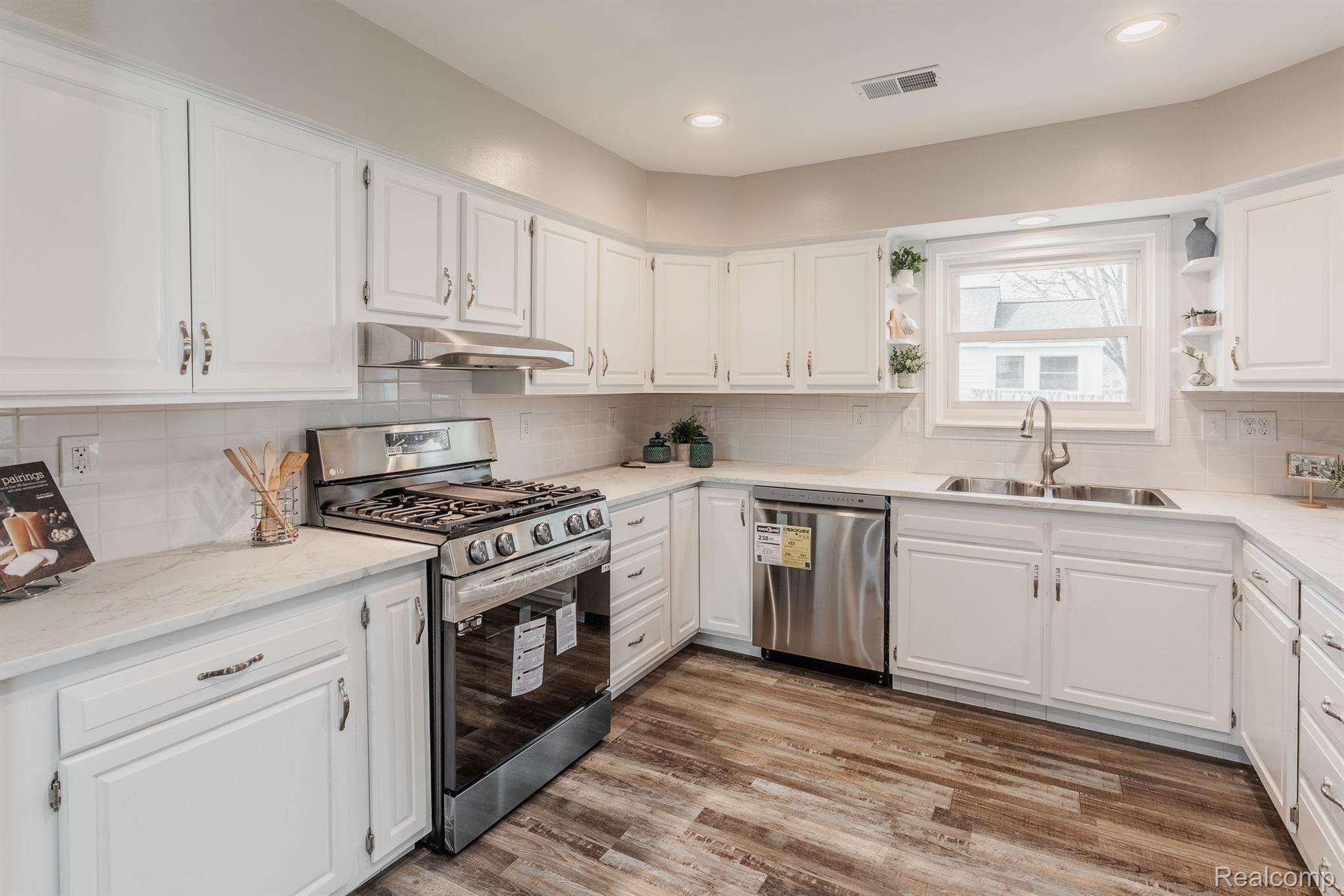 27328 HAMPDEN Street