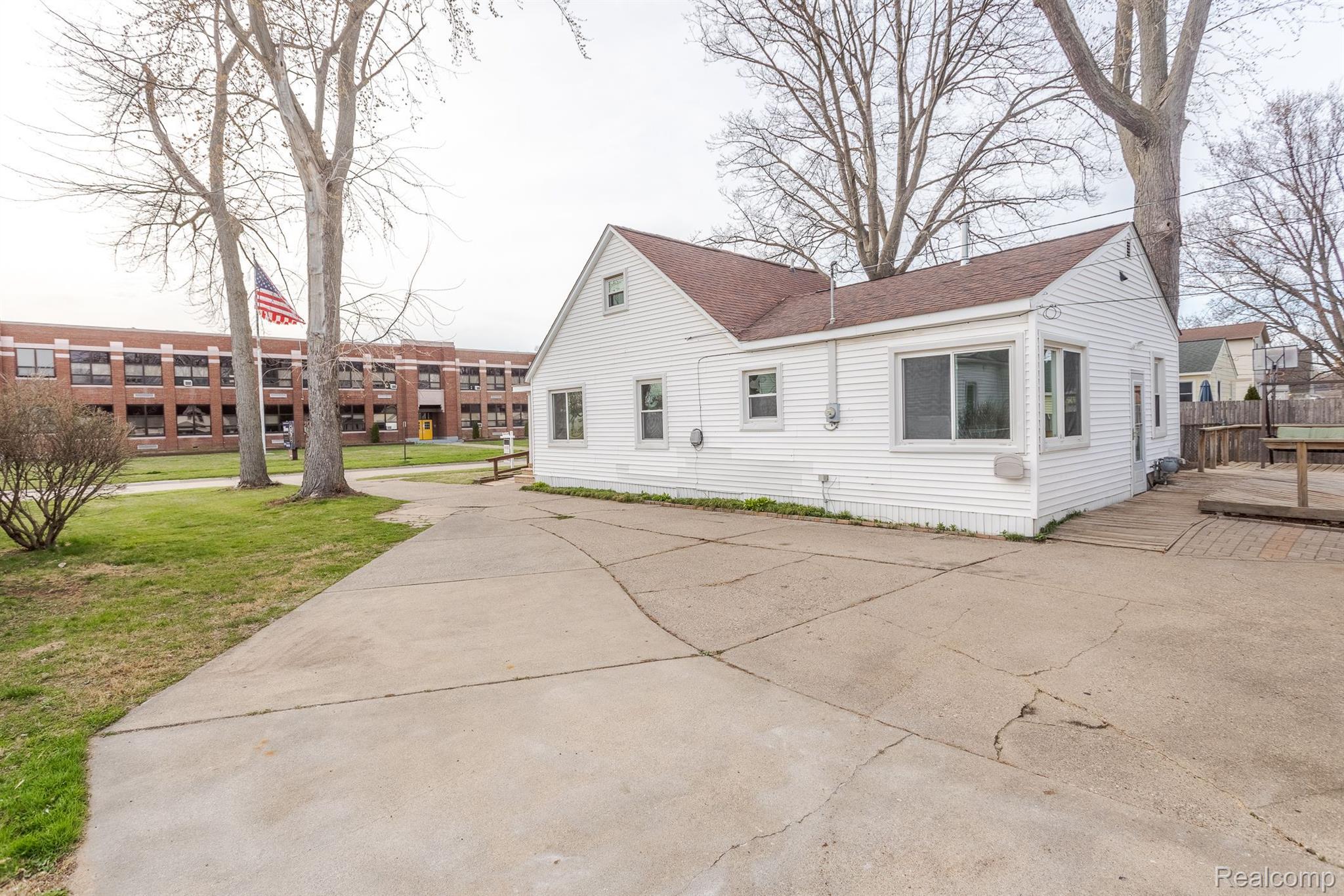 27328 HAMPDEN Street