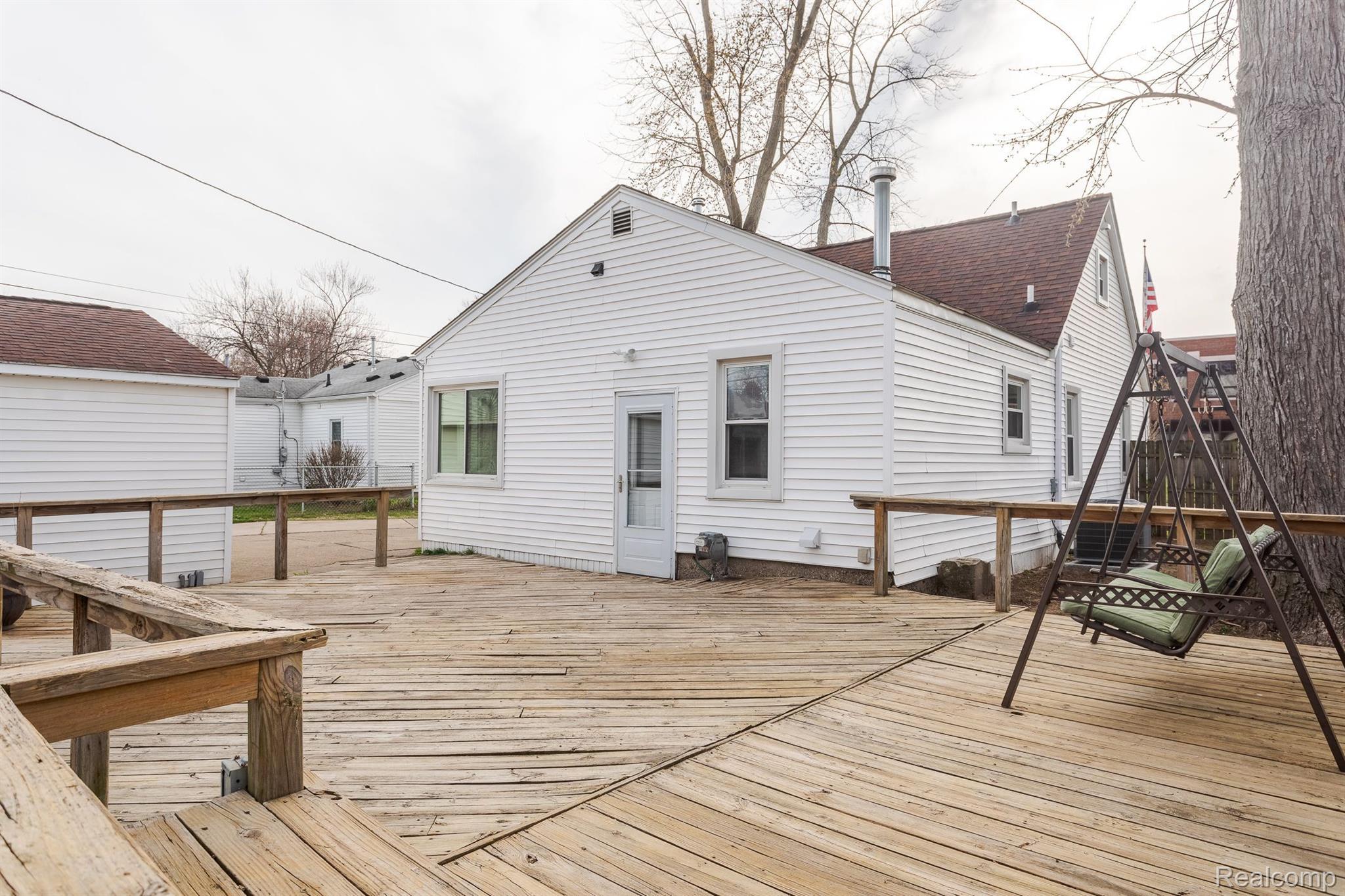 27328 HAMPDEN Street