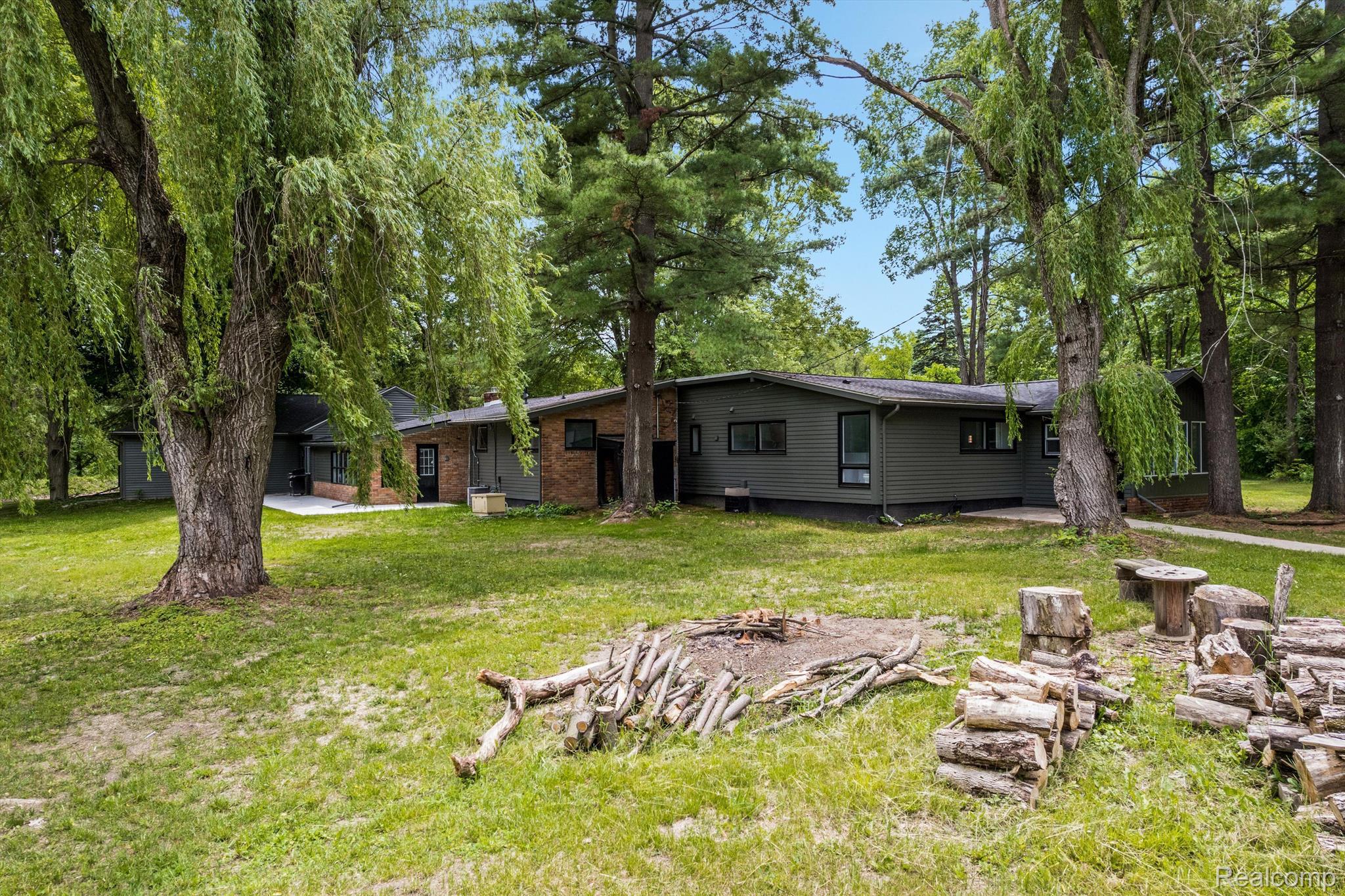 1765 E PREDMORE Road