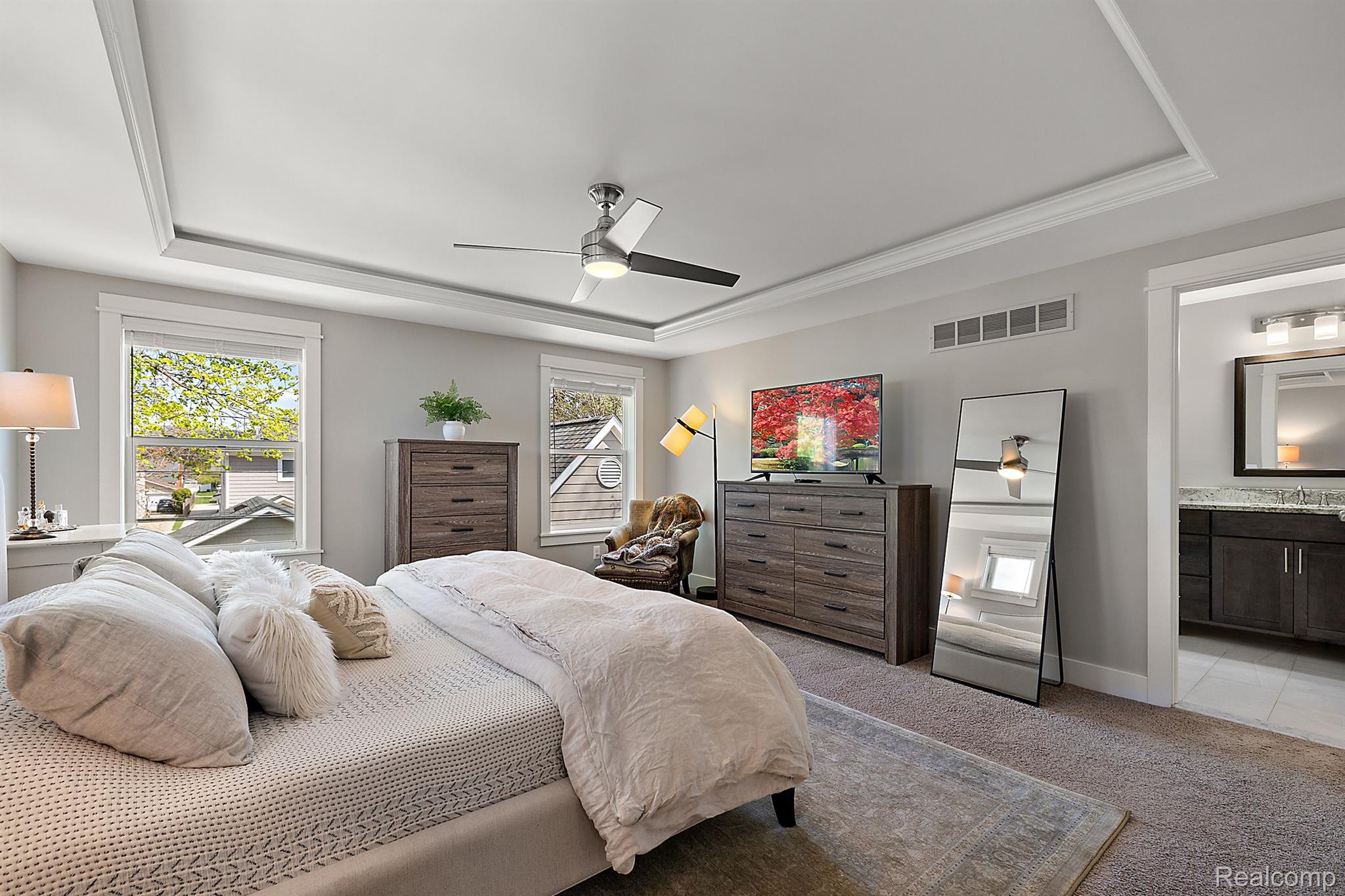 406 N ALTADENA Avenue