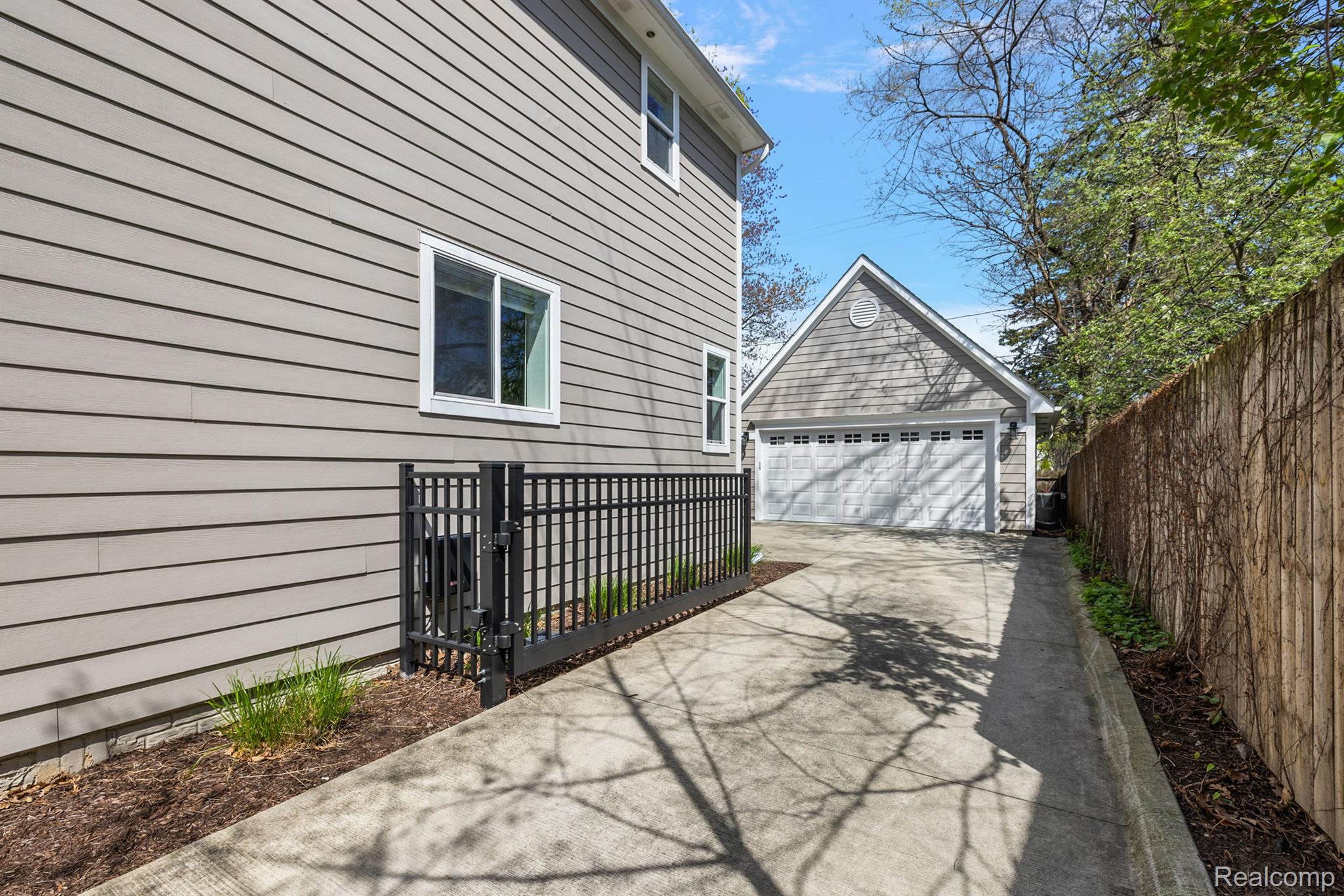 406 N ALTADENA Avenue