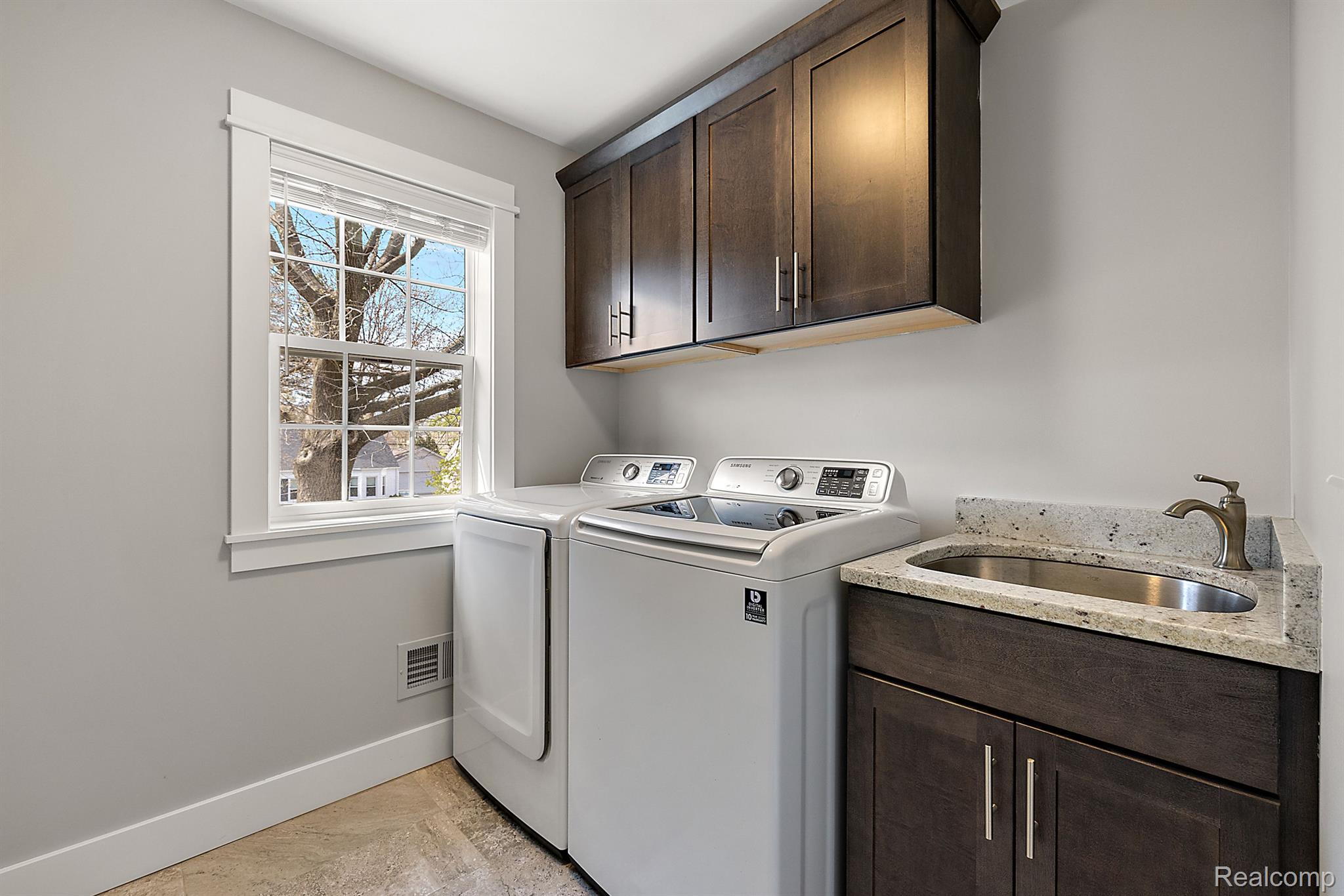 406 N ALTADENA Avenue