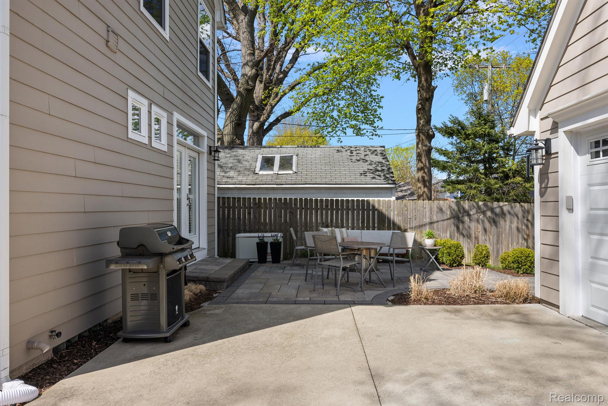 406 N ALTADENA Avenue