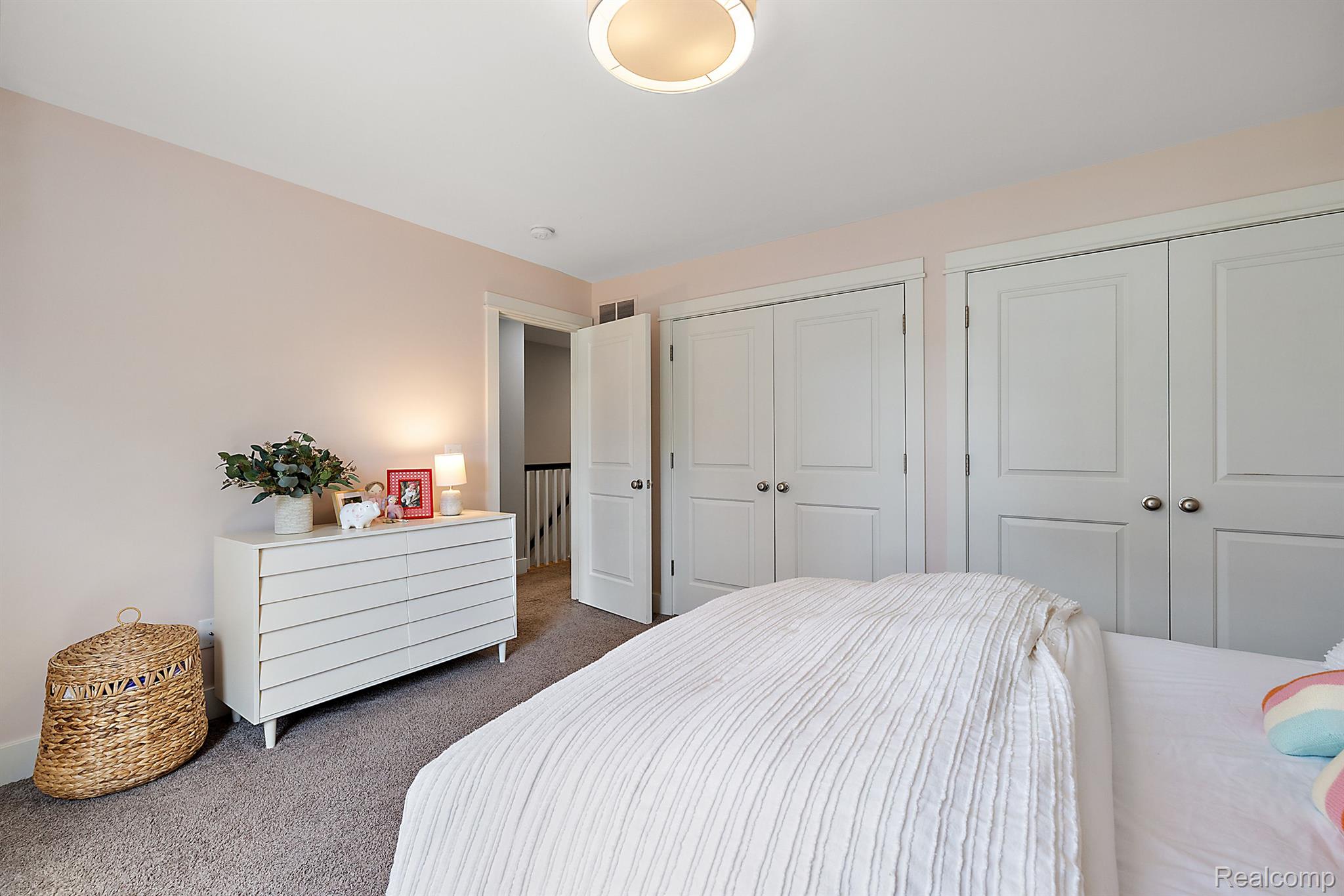 406 N ALTADENA Avenue