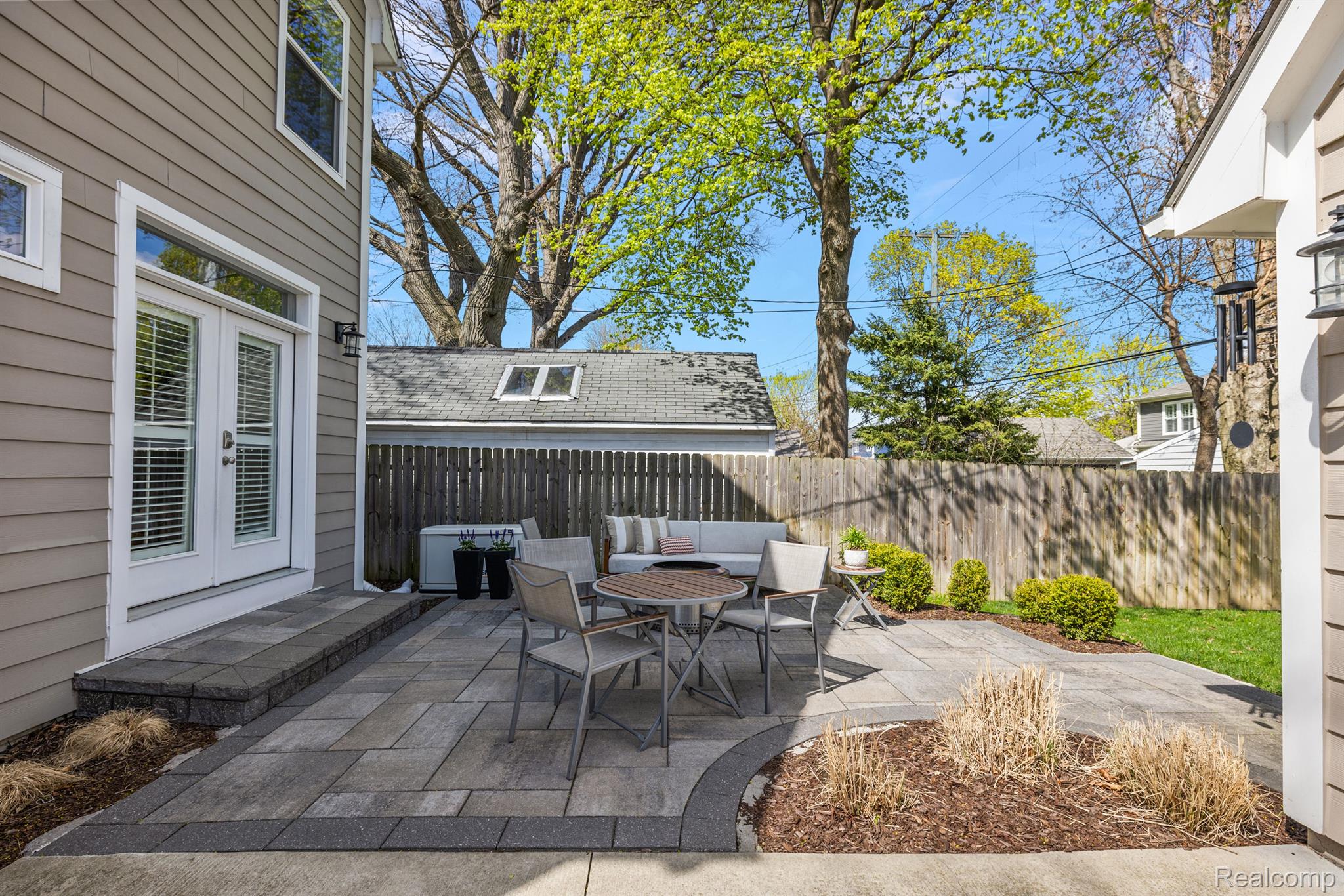 406 N ALTADENA Avenue