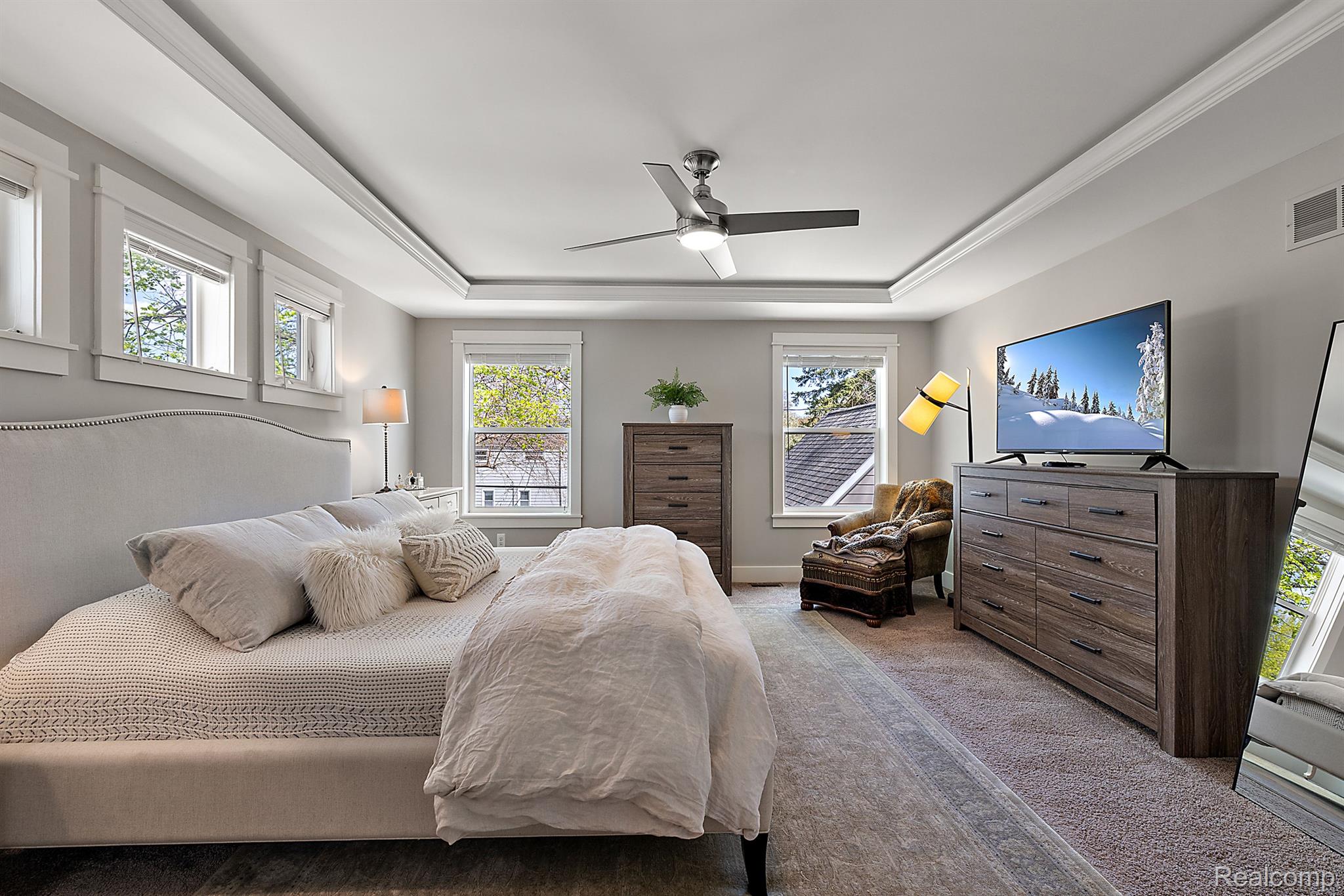 406 N ALTADENA Avenue