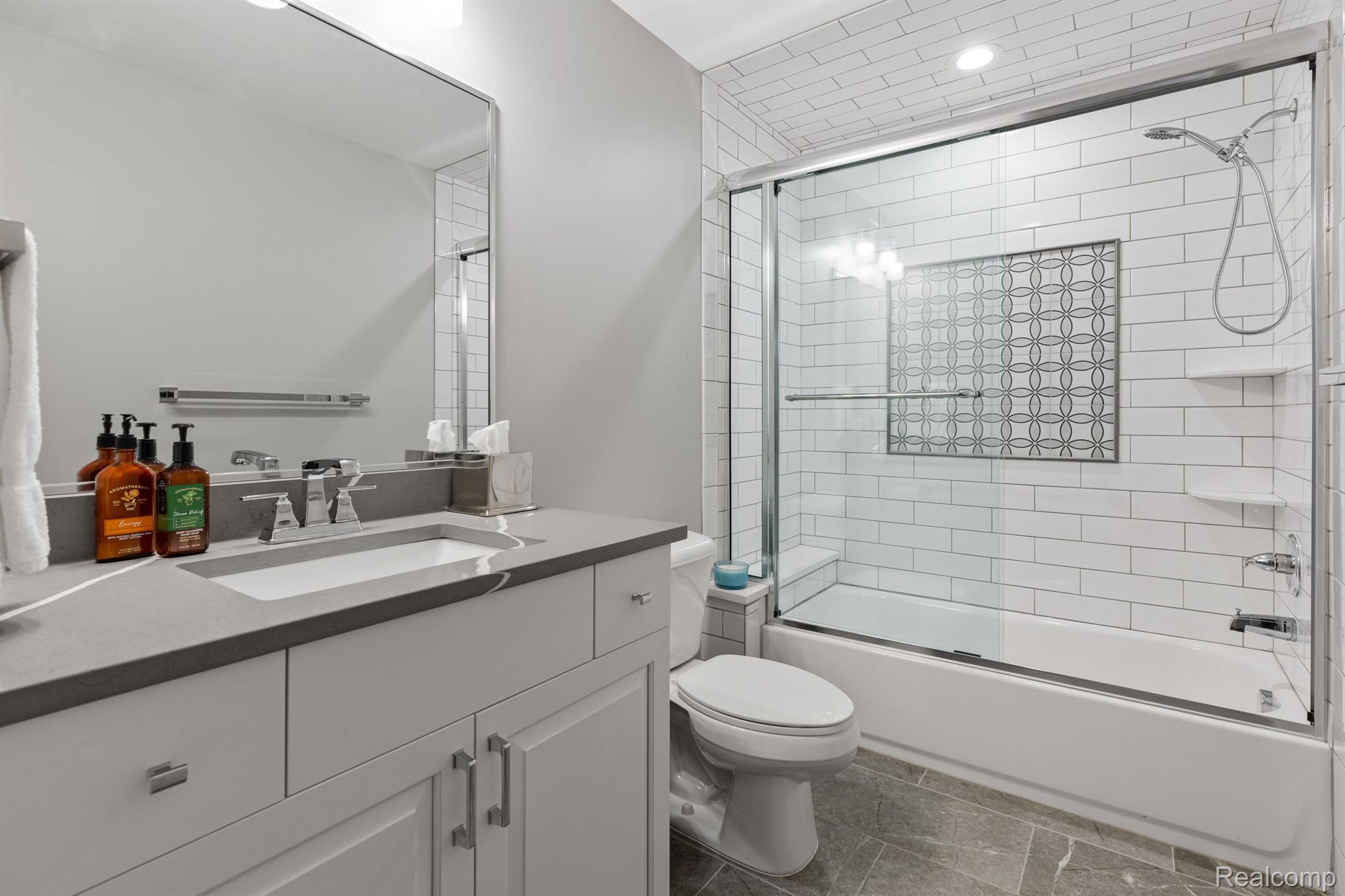 748 ELIZABETH Street