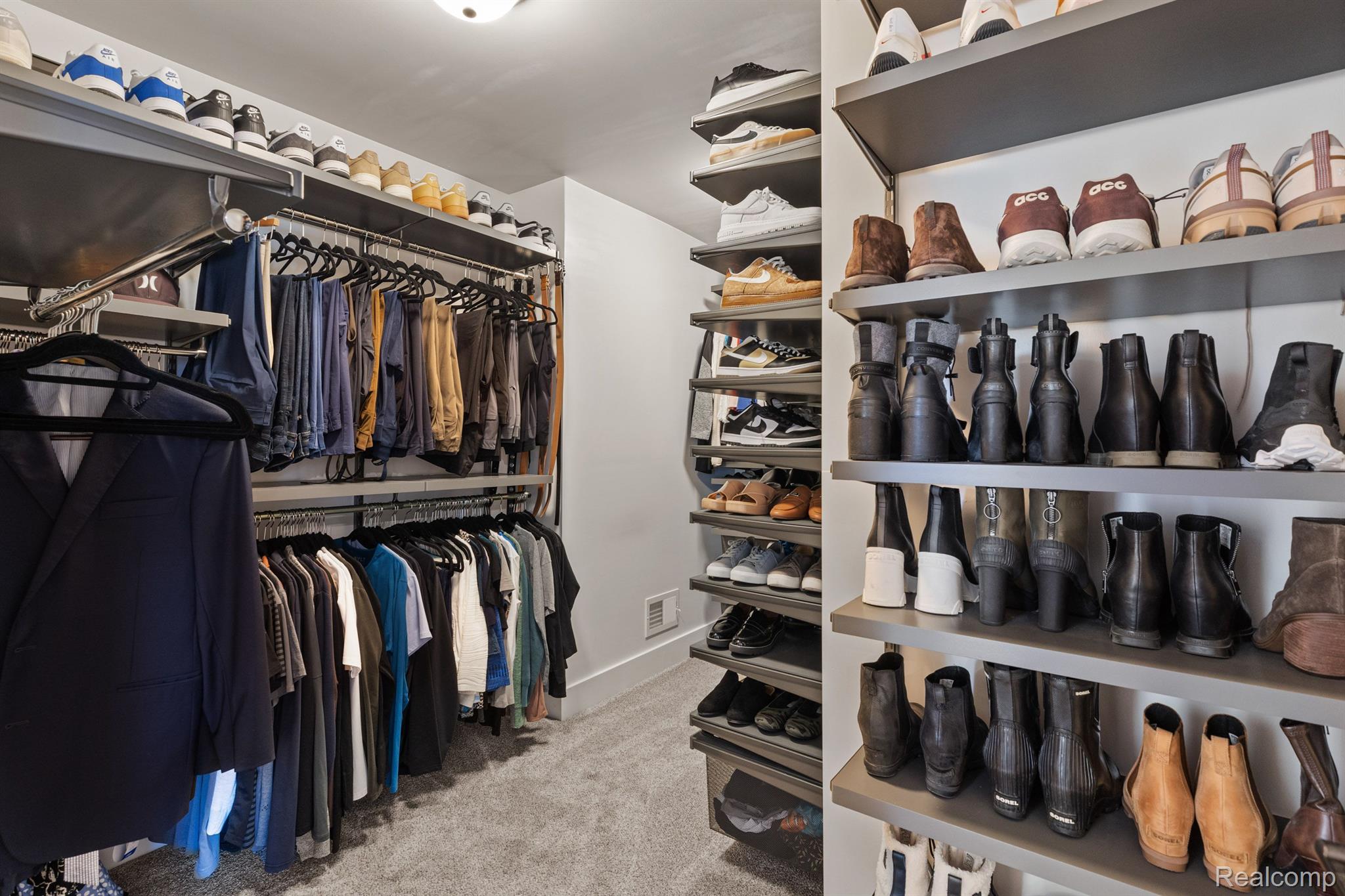 748 ELIZABETH Street