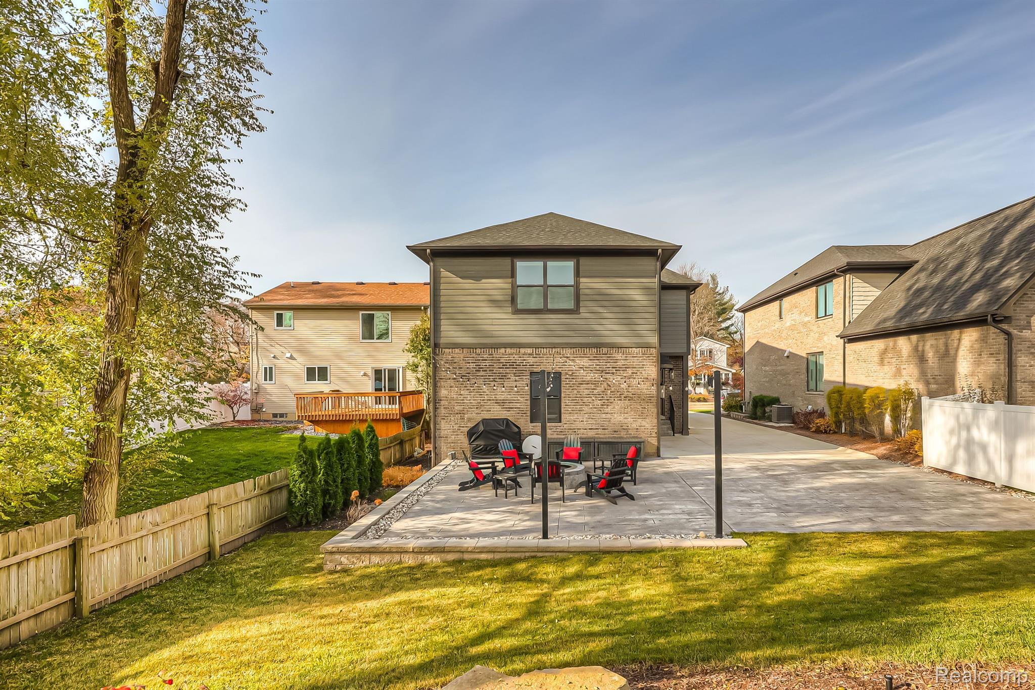 748 ELIZABETH Street