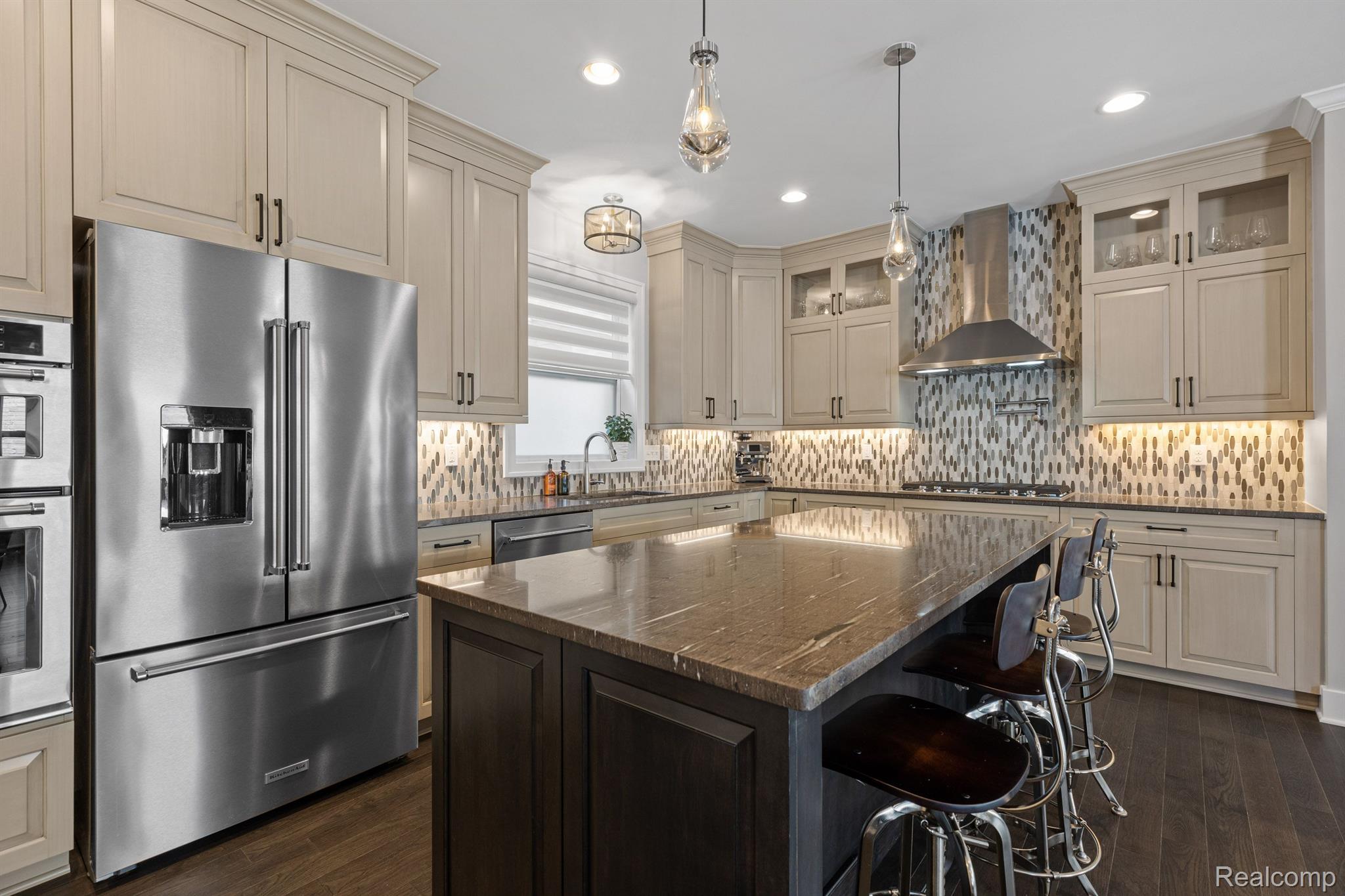 748 ELIZABETH Street