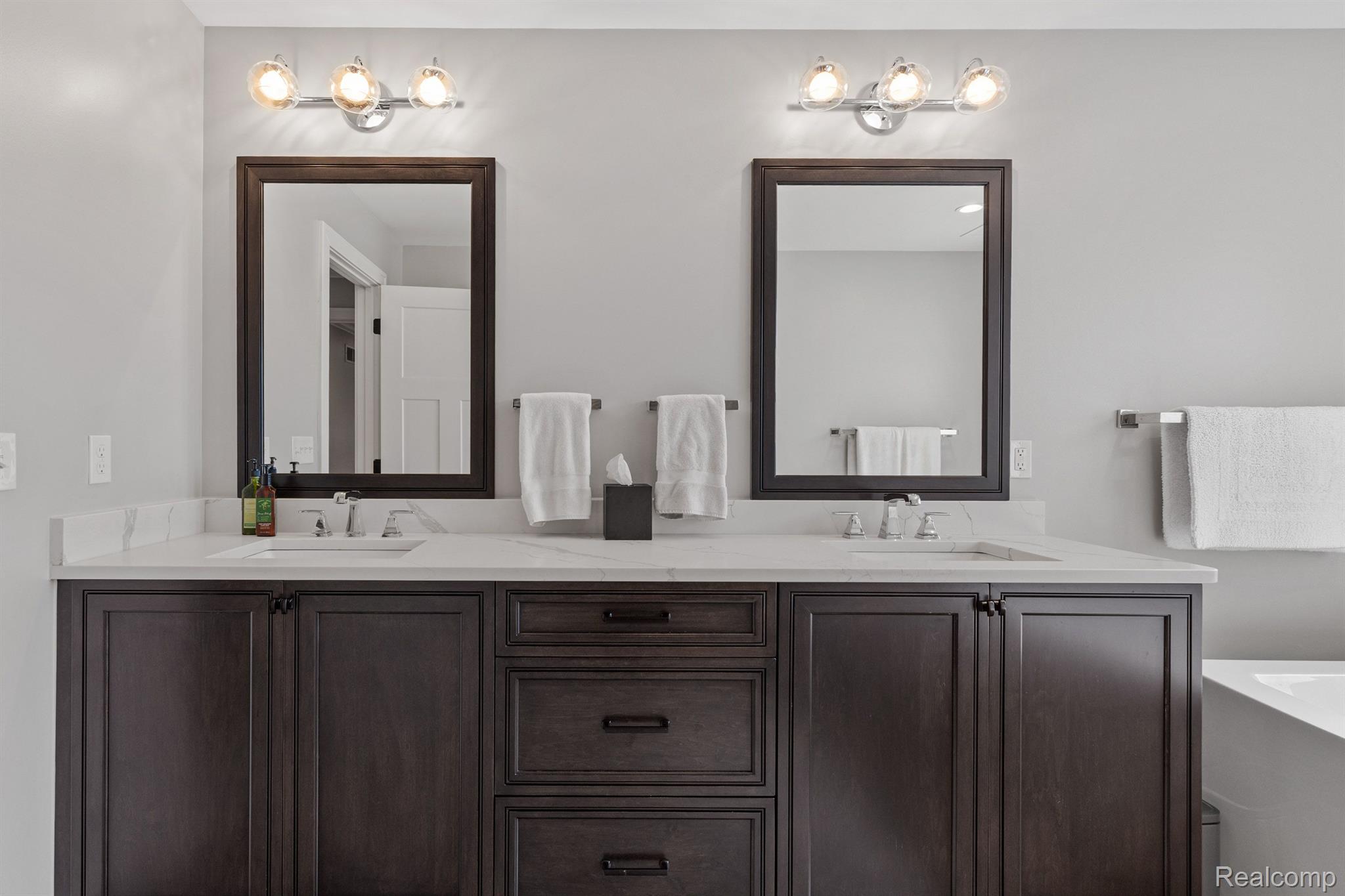 748 ELIZABETH Street