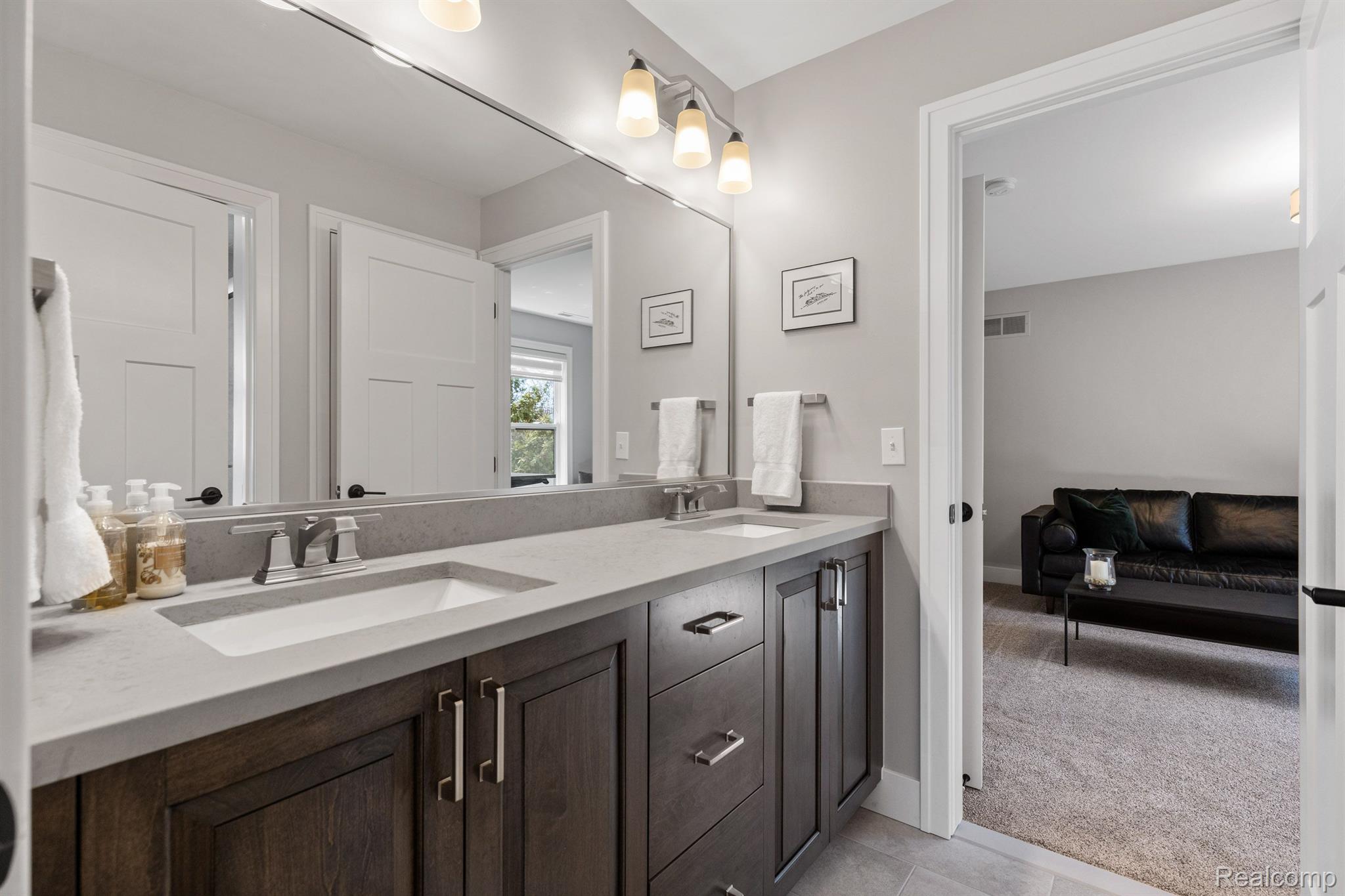 748 ELIZABETH Street