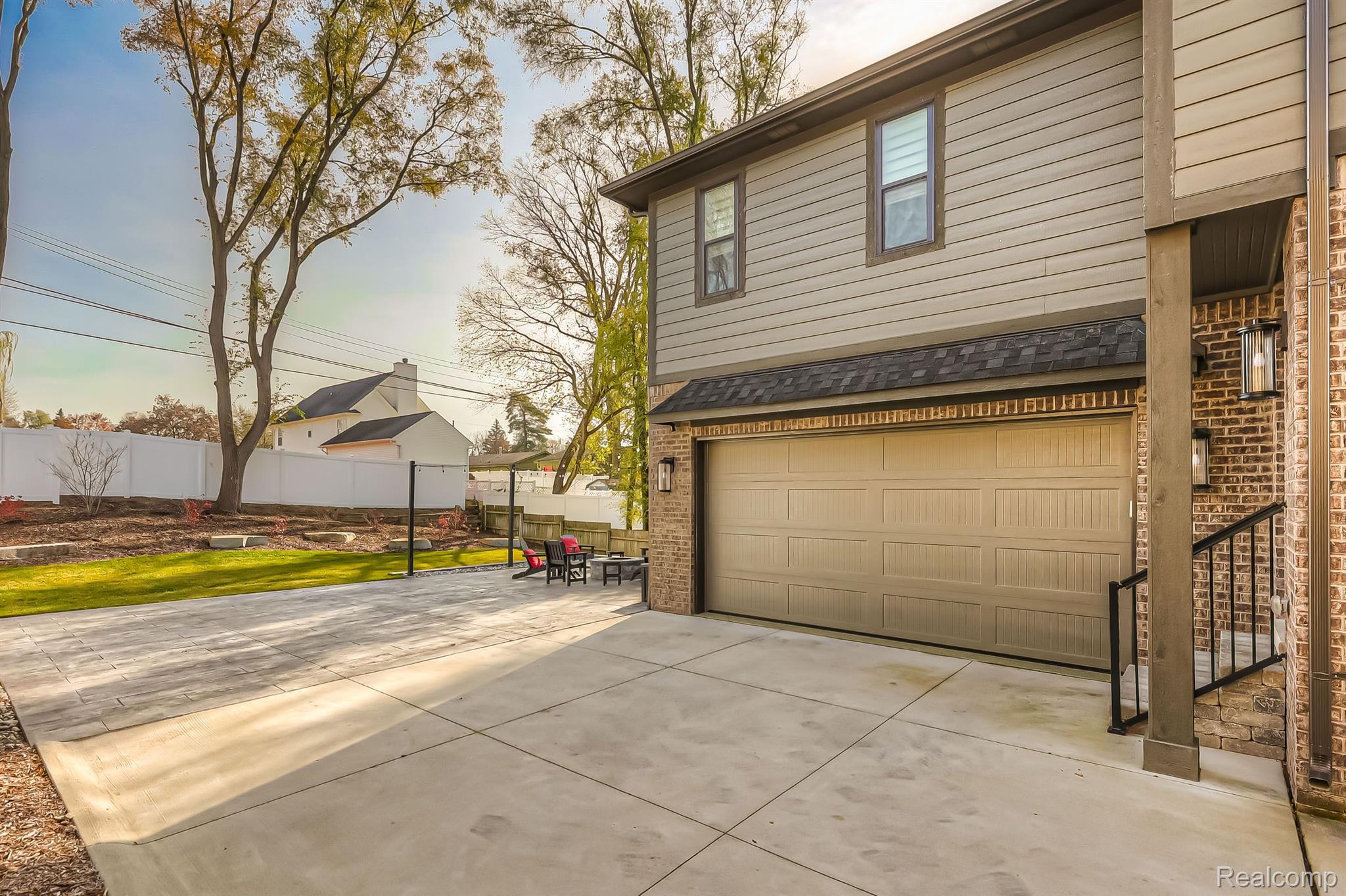 748 ELIZABETH Street