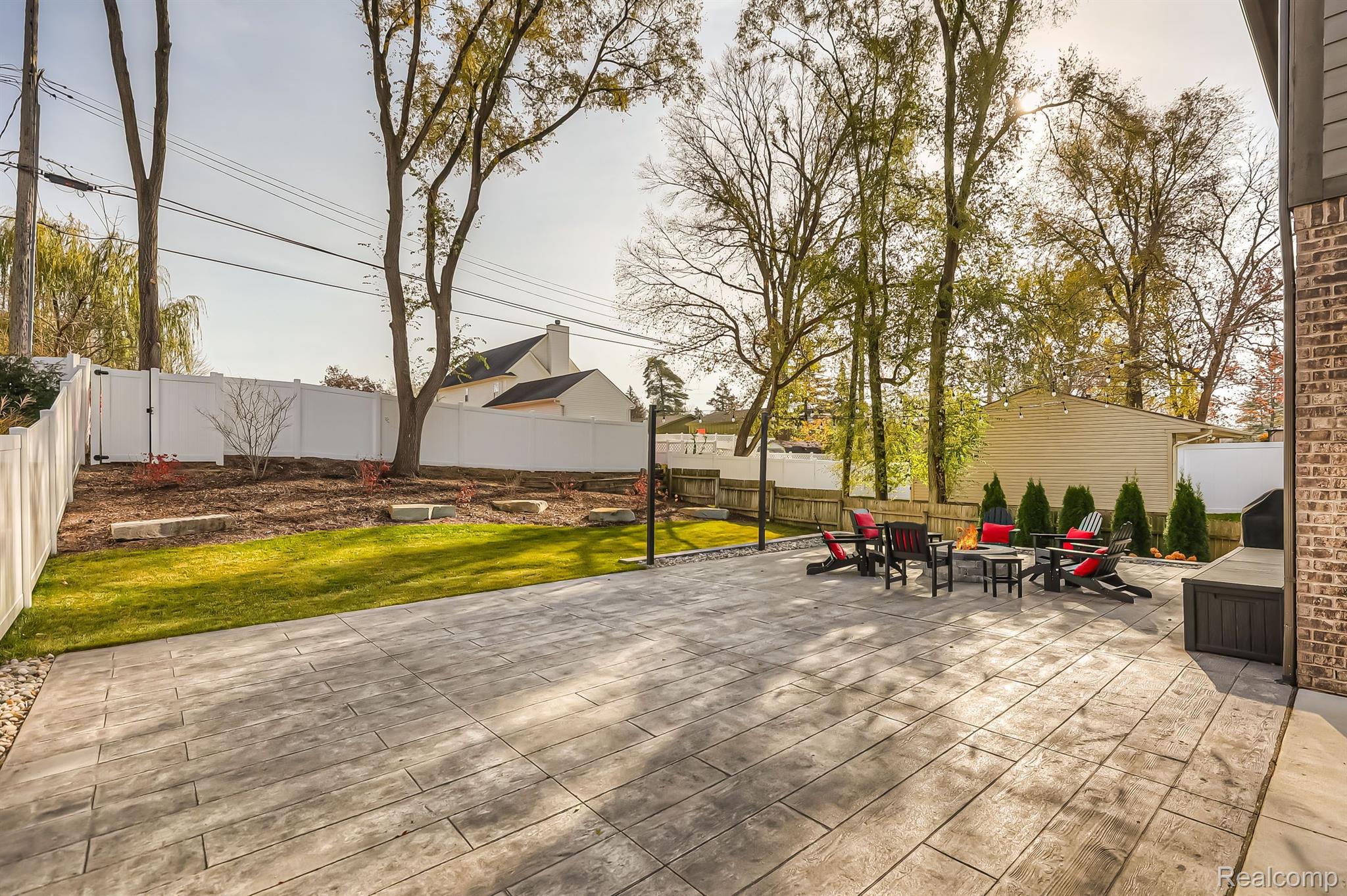 748 ELIZABETH Street