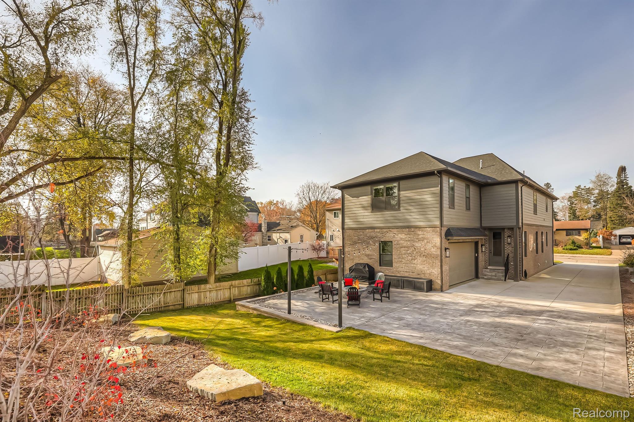 748 ELIZABETH Street