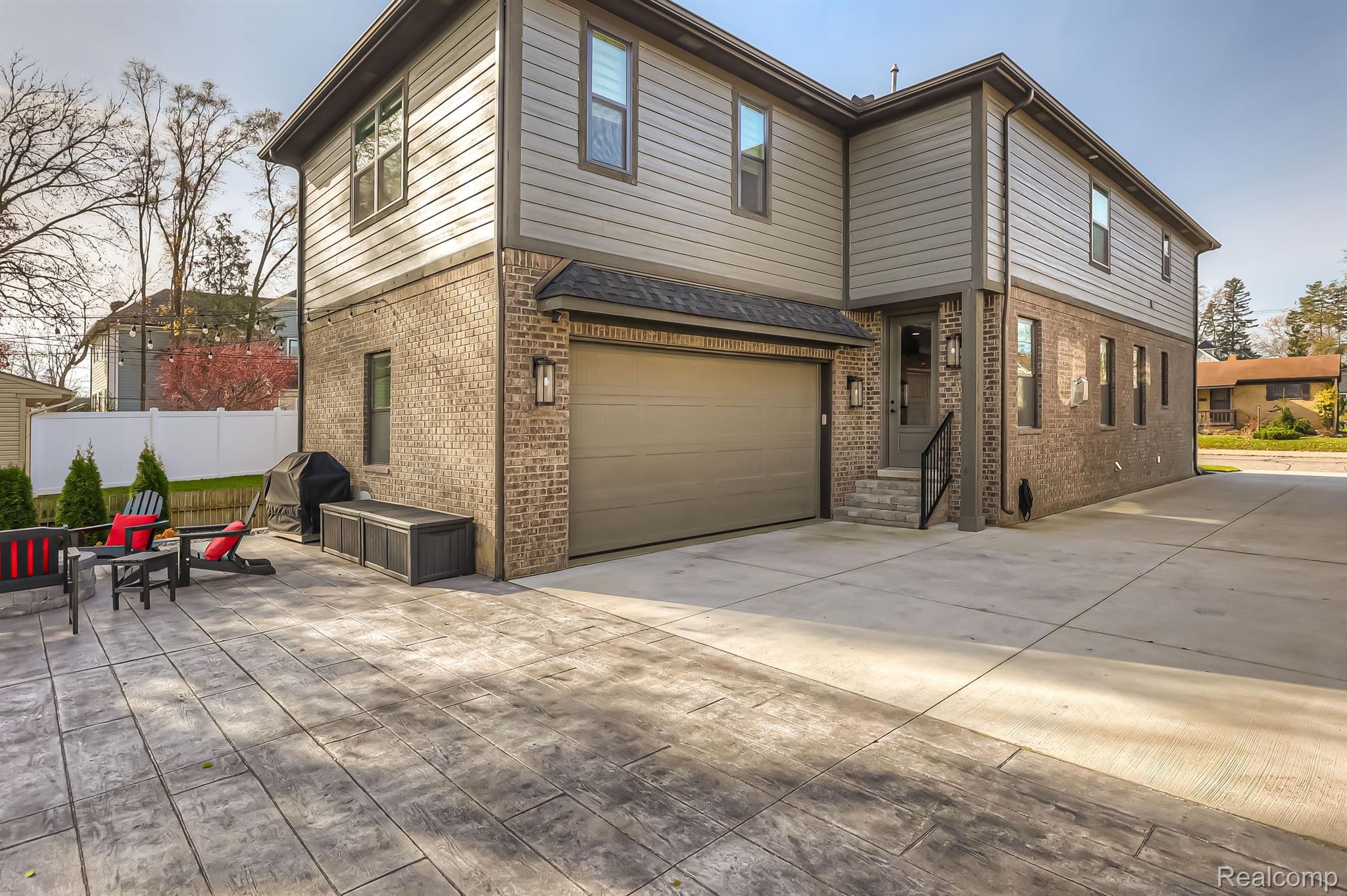 748 ELIZABETH Street