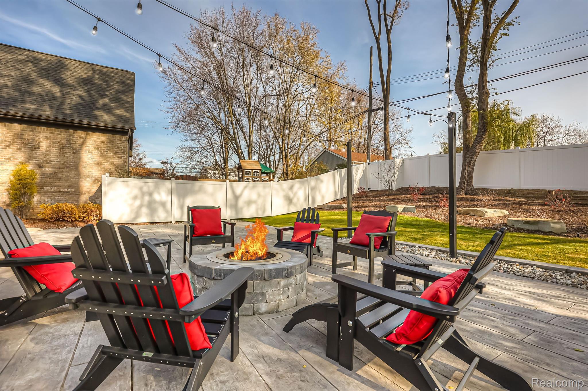 748 ELIZABETH Street