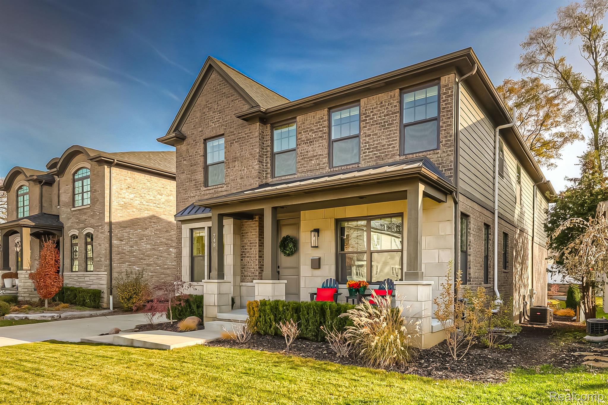 748 ELIZABETH Street